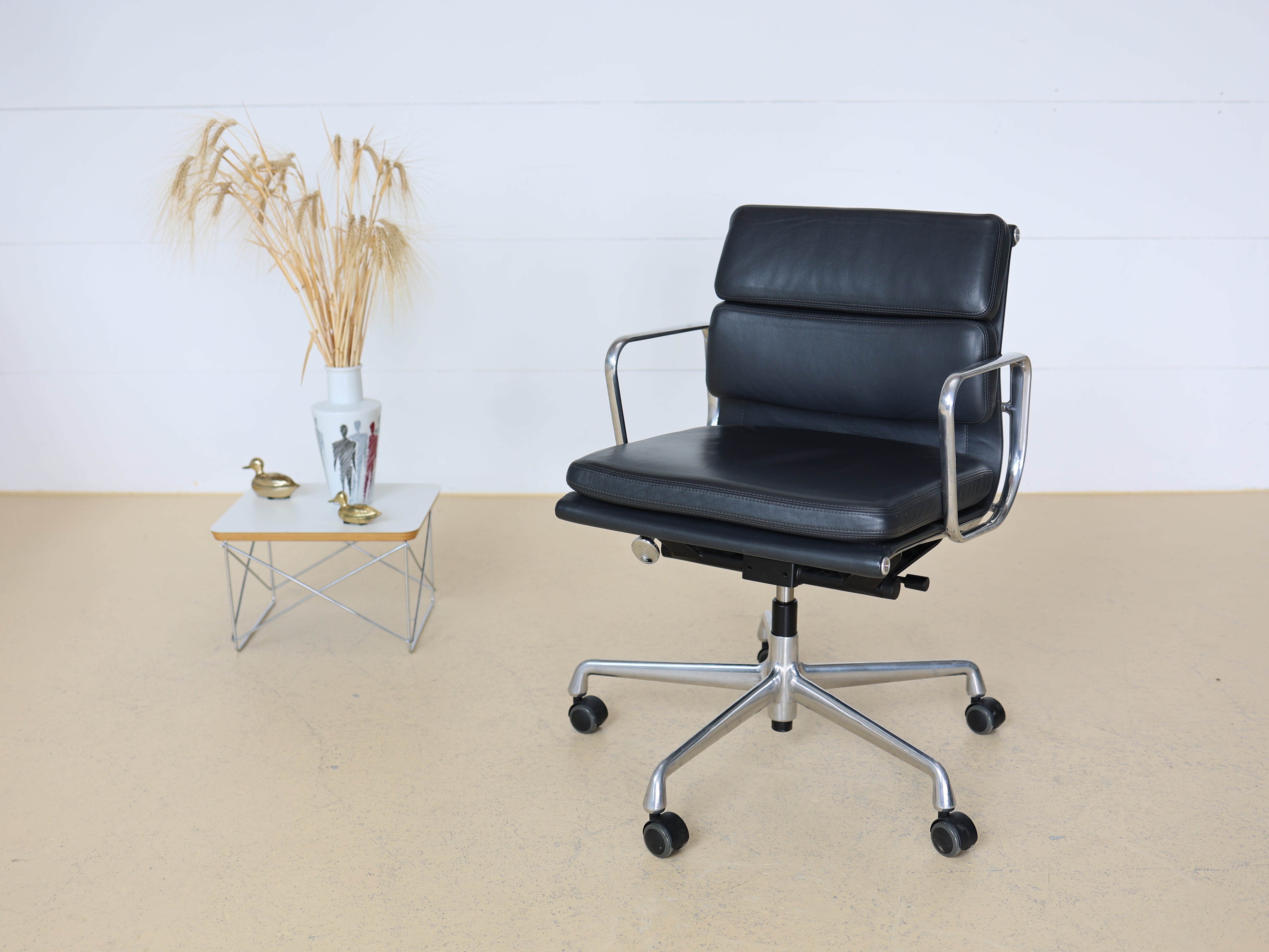 Vitra Eames Soft Pad Bürostuhl, EA 217 - Dunkelgrau
