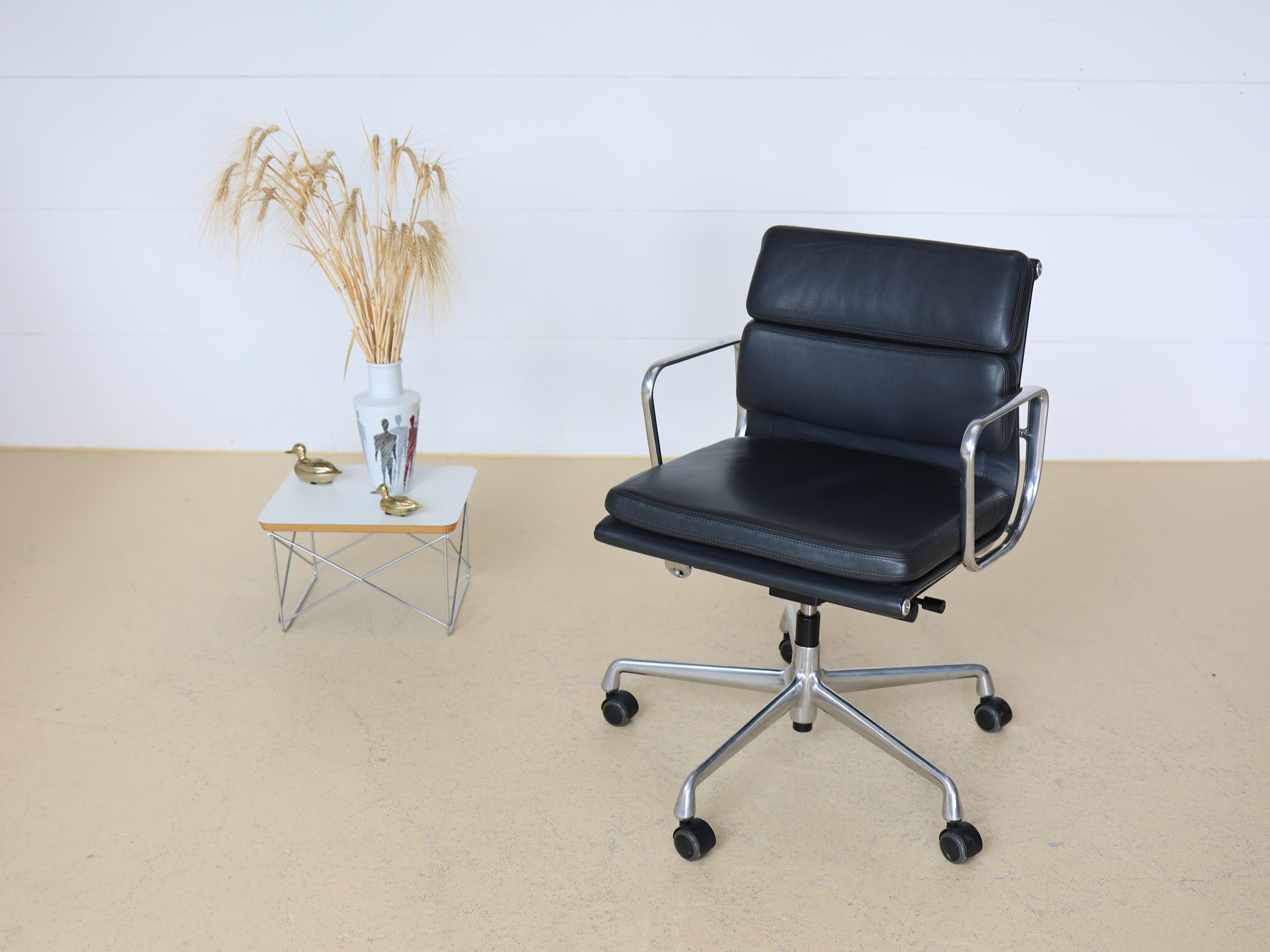 Vitra Eames Soft Pad Bürostuhl, EA 217 - Dunkelgrau