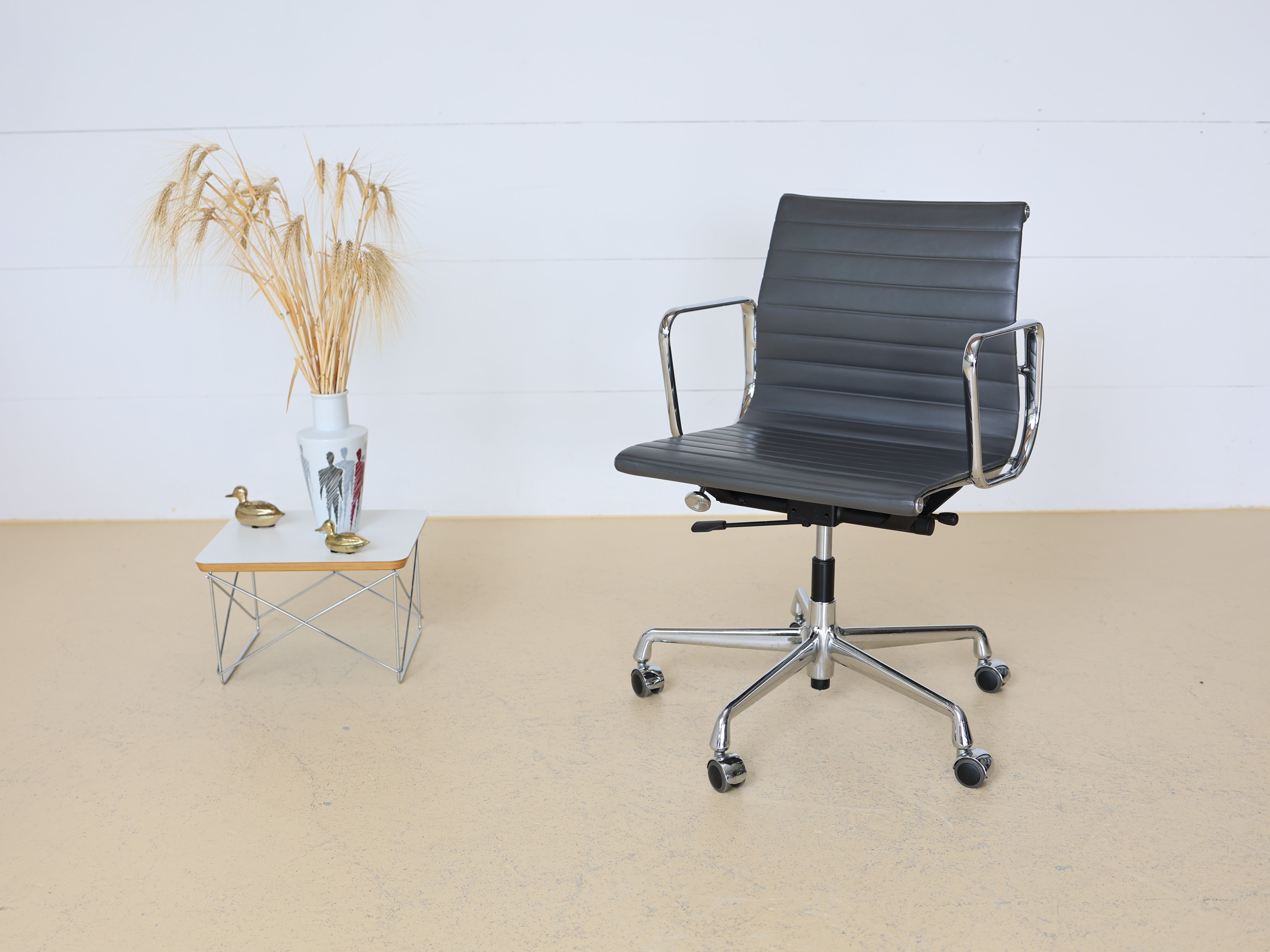 Vitra Bürostuhl von Ray & Charles Eames EA117 - Grau