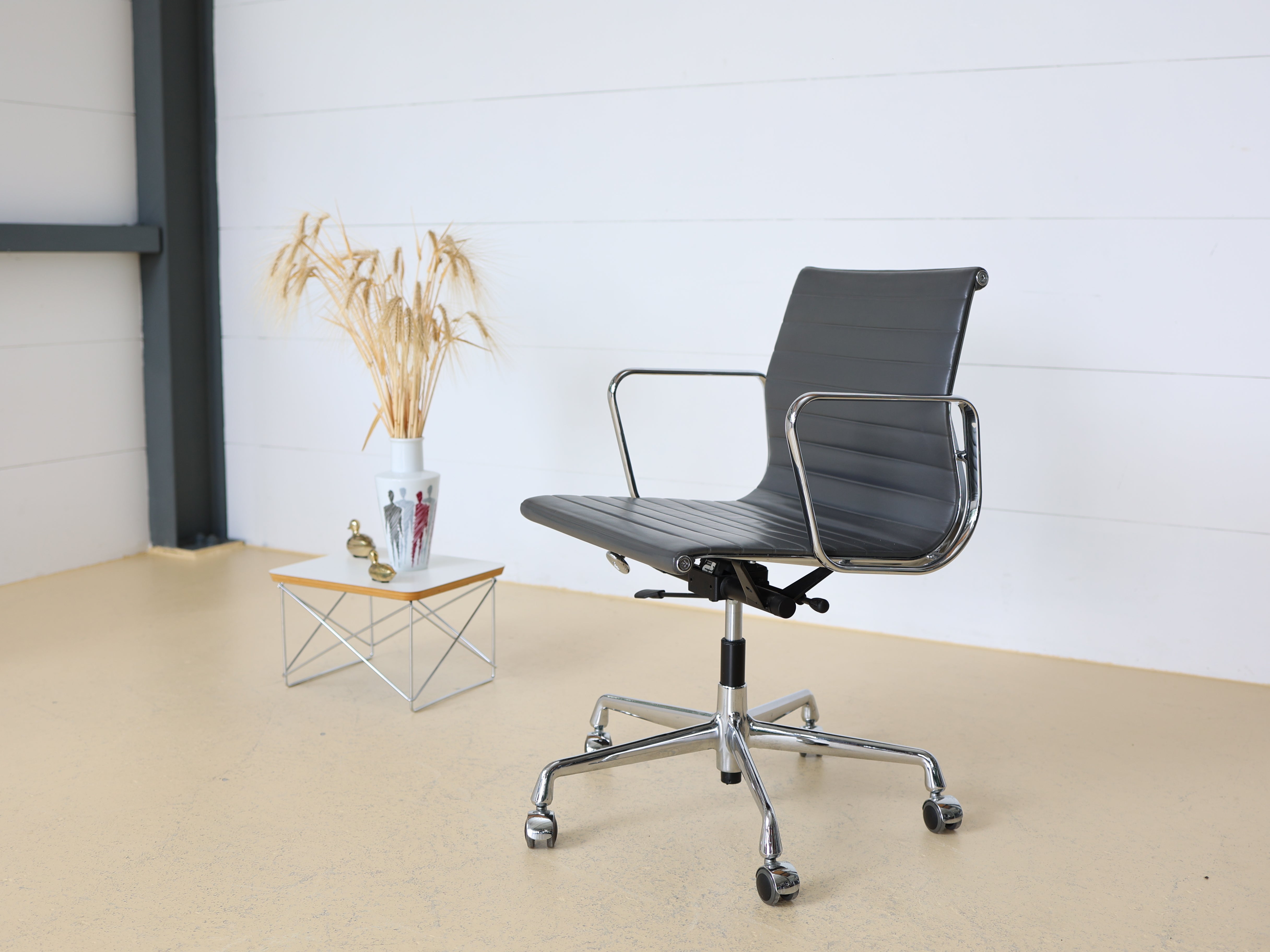 Vitra Bürostuhl von Ray & Charles Eames EA117 - Grau