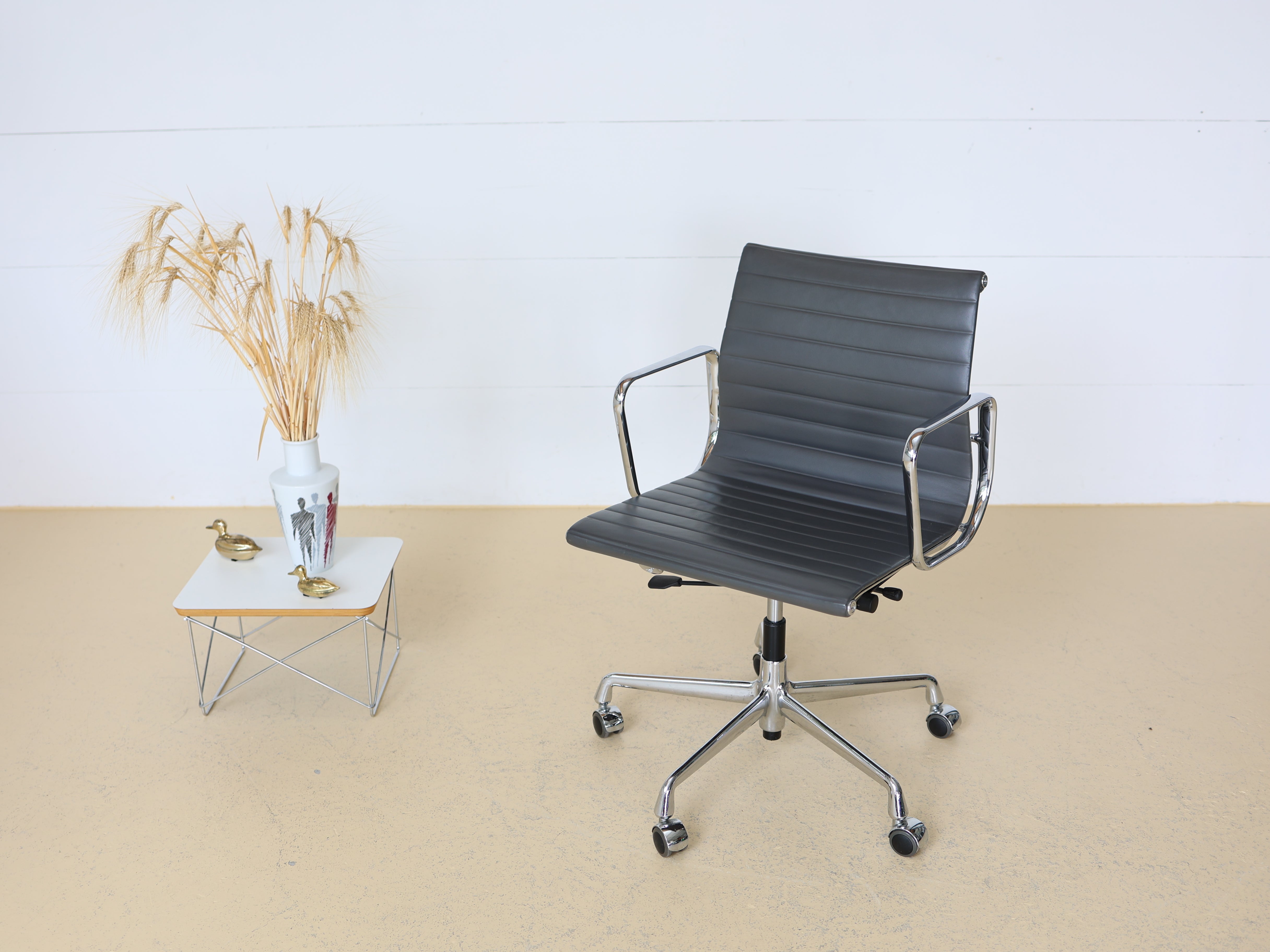 Vitra Bürostuhl von Ray & Charles Eames EA117 - Grau