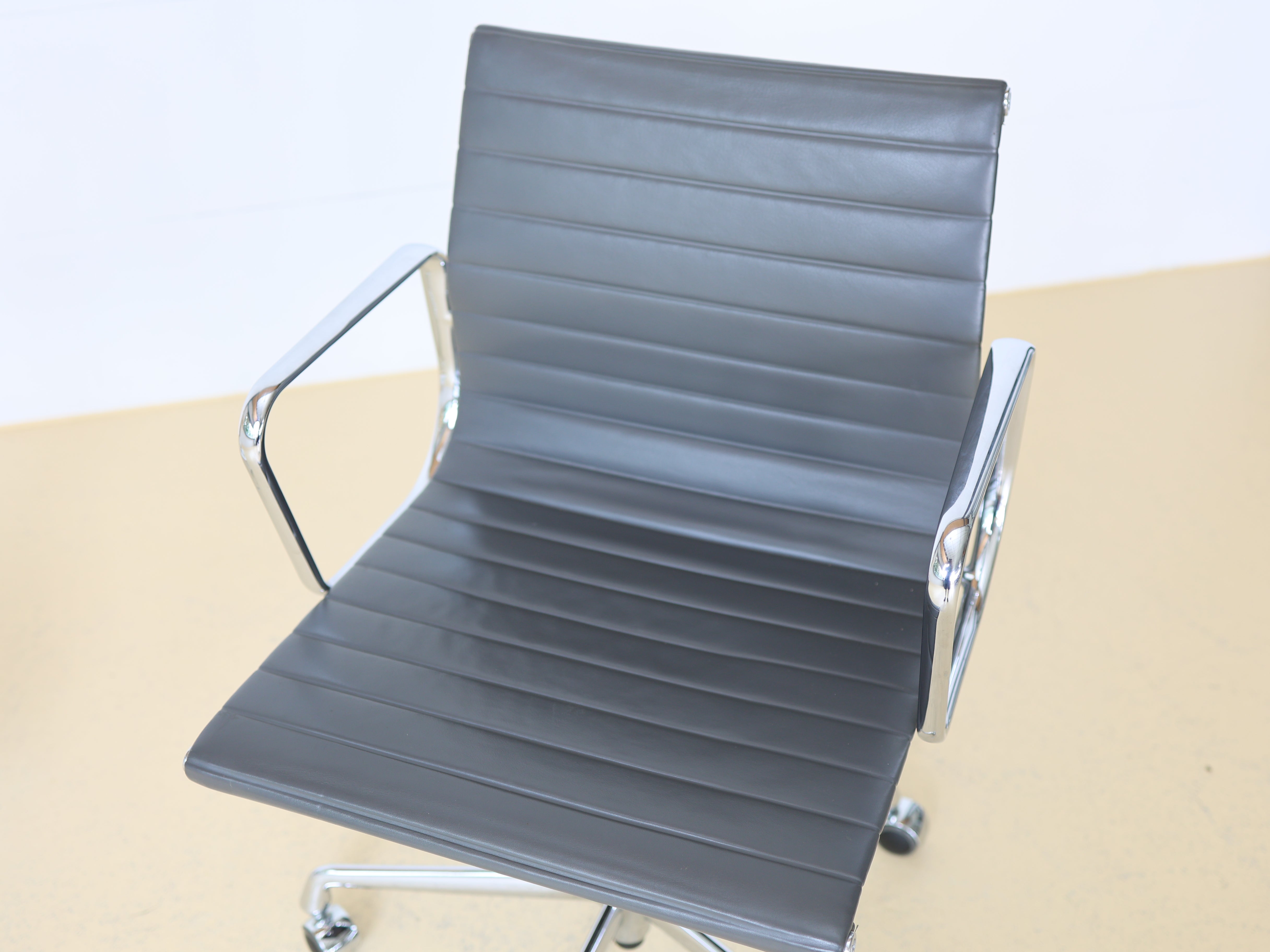 Vitra Bürostuhl von Ray & Charles Eames EA117 - Grau