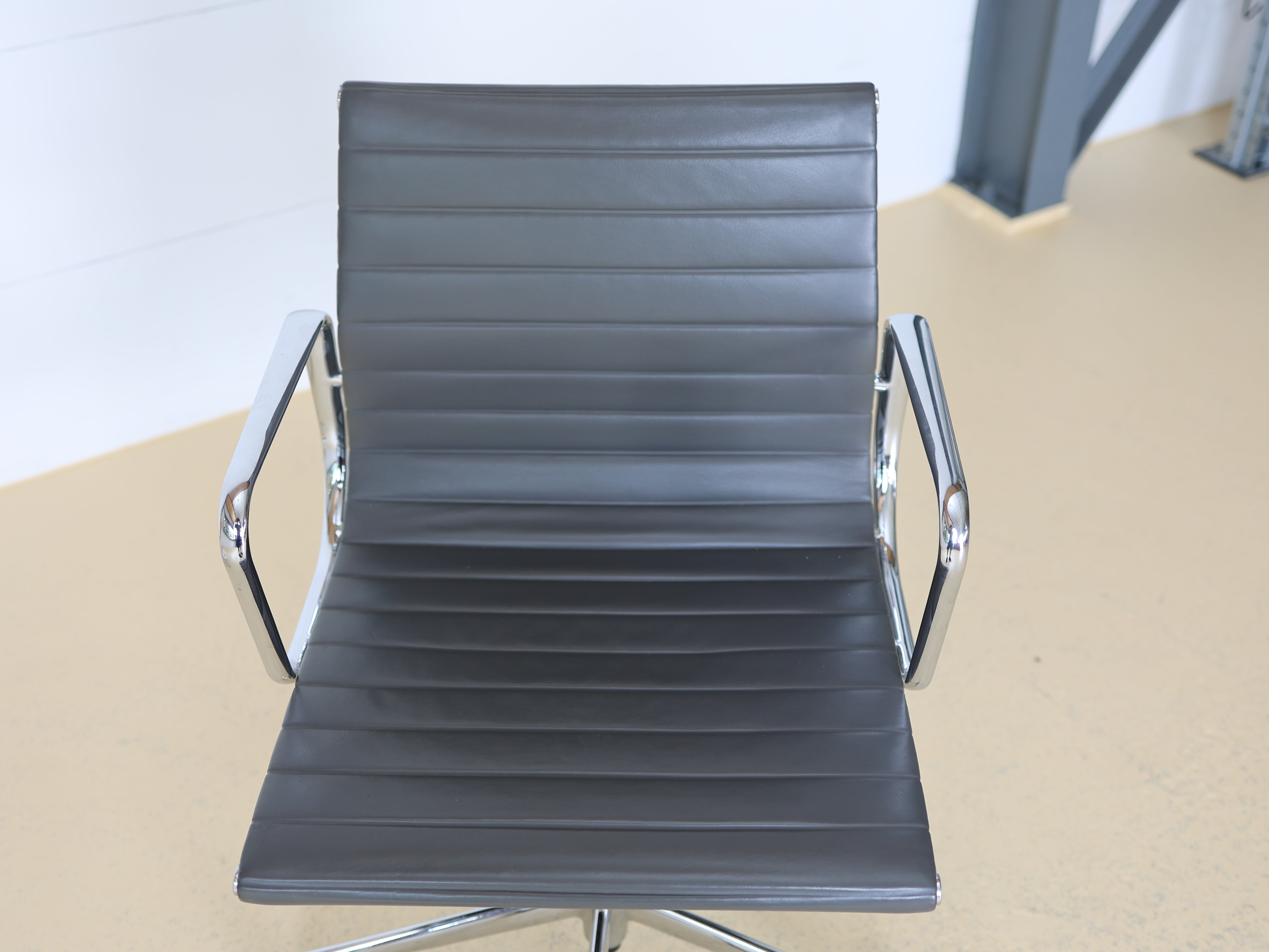 Vitra Bürostuhl von Ray & Charles Eames EA117 - Grau