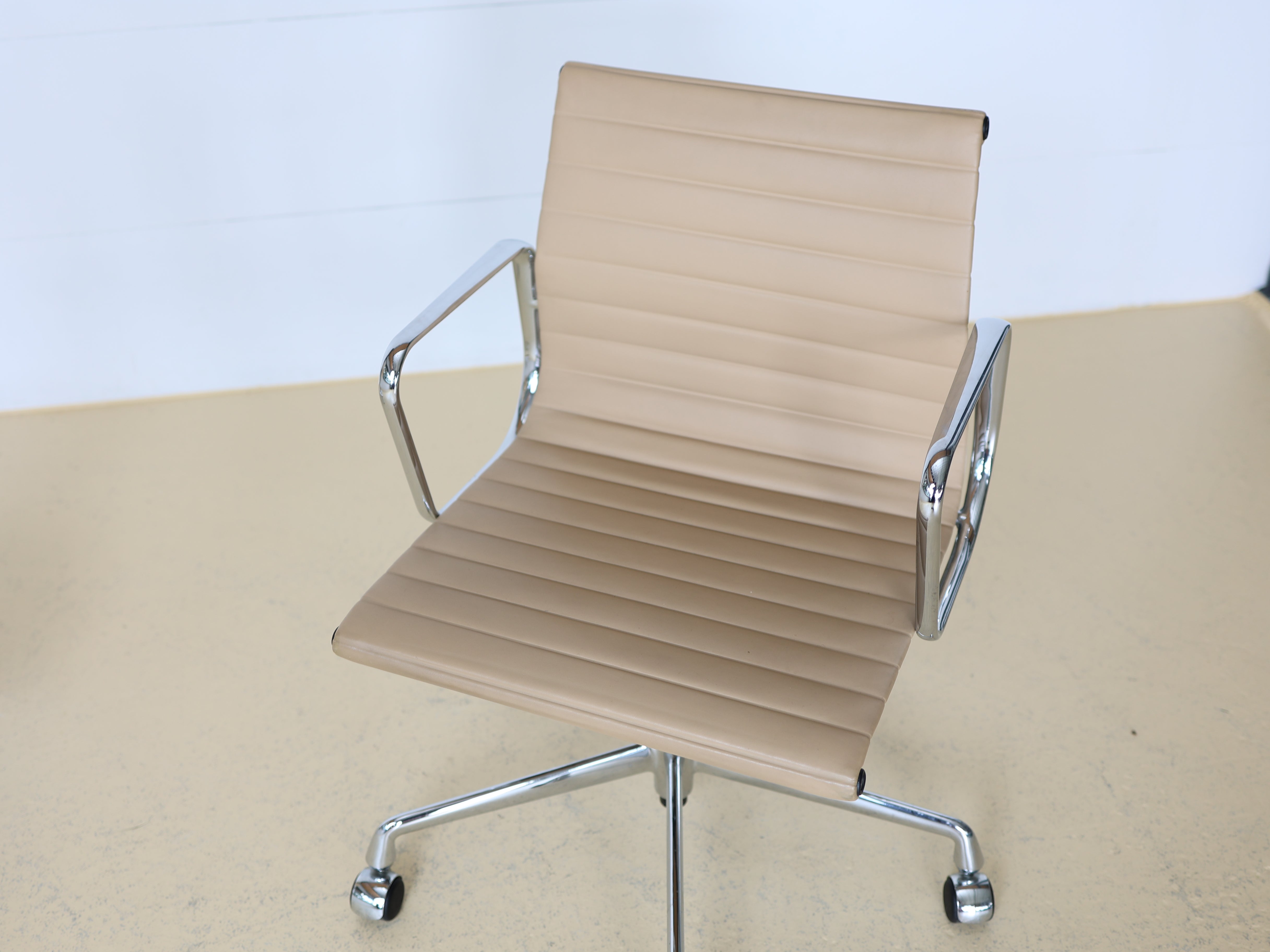 Vitra Bürostuhl von Ray & Charles Eames EA117