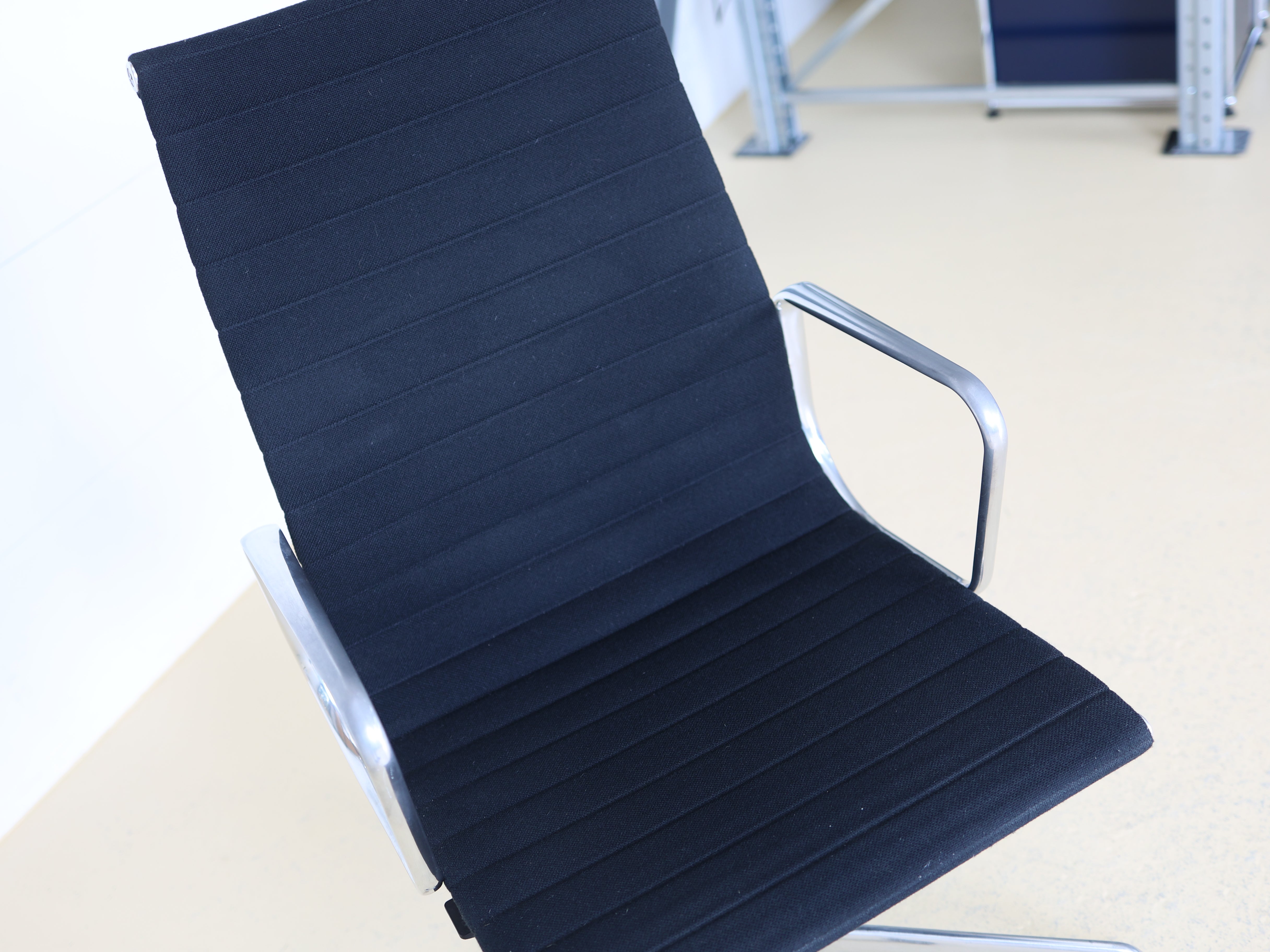 Vitra Eames Bürostühle EA 119