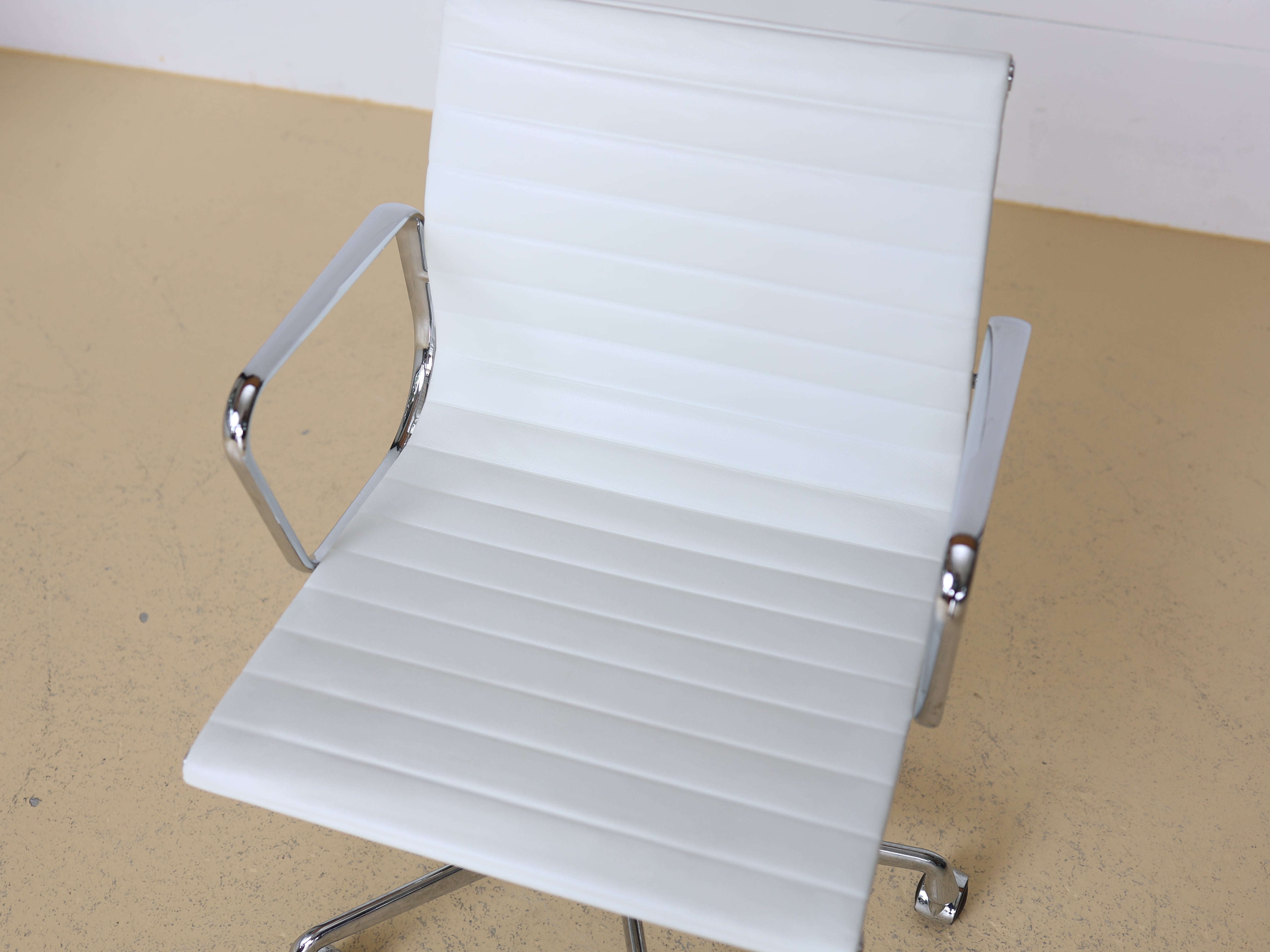 Vitra Eames Bürostuhl EA 117 - Weiss Leder