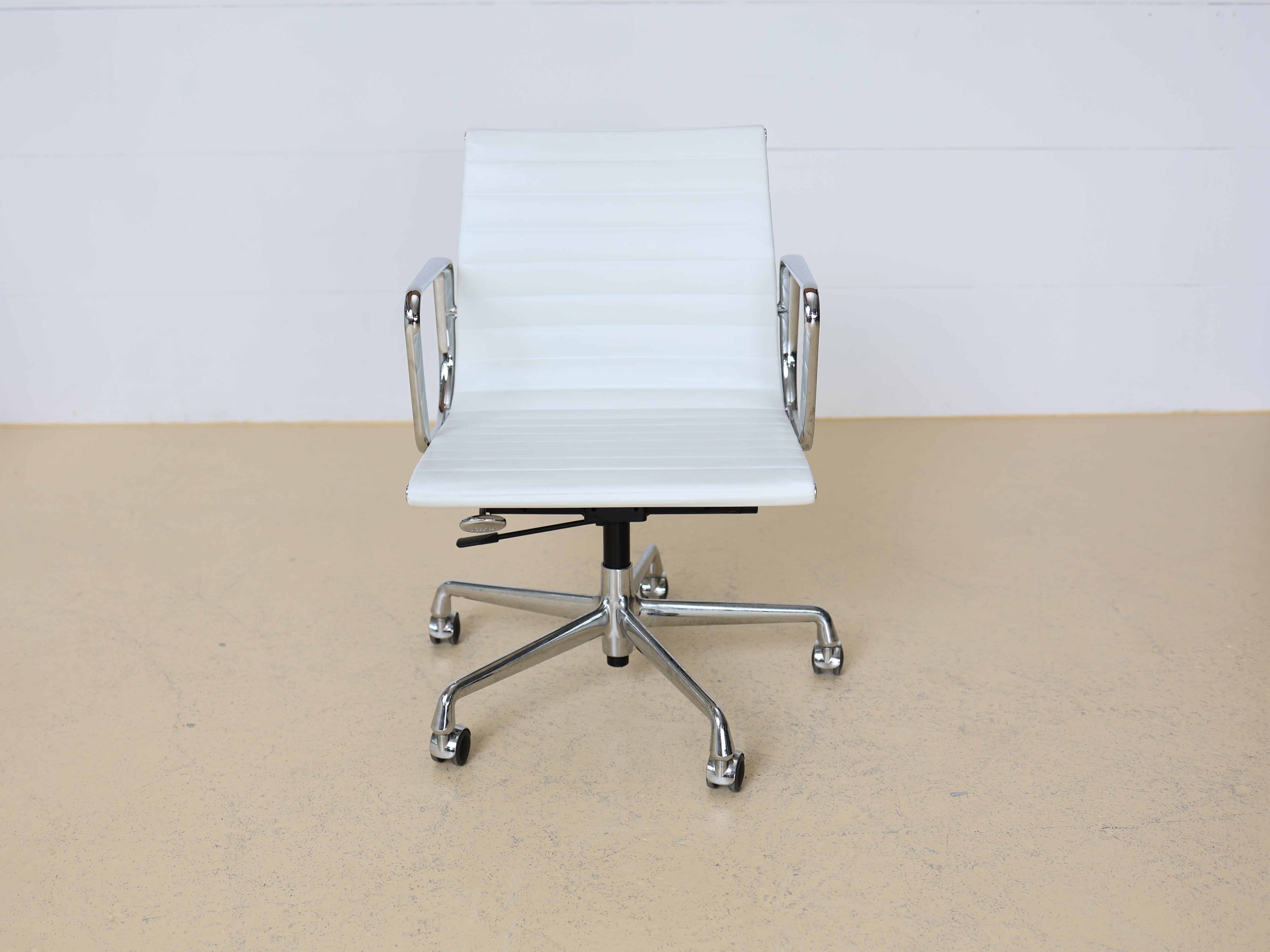Vitra Eames Bürostuhl EA 117 - Weiss Leder