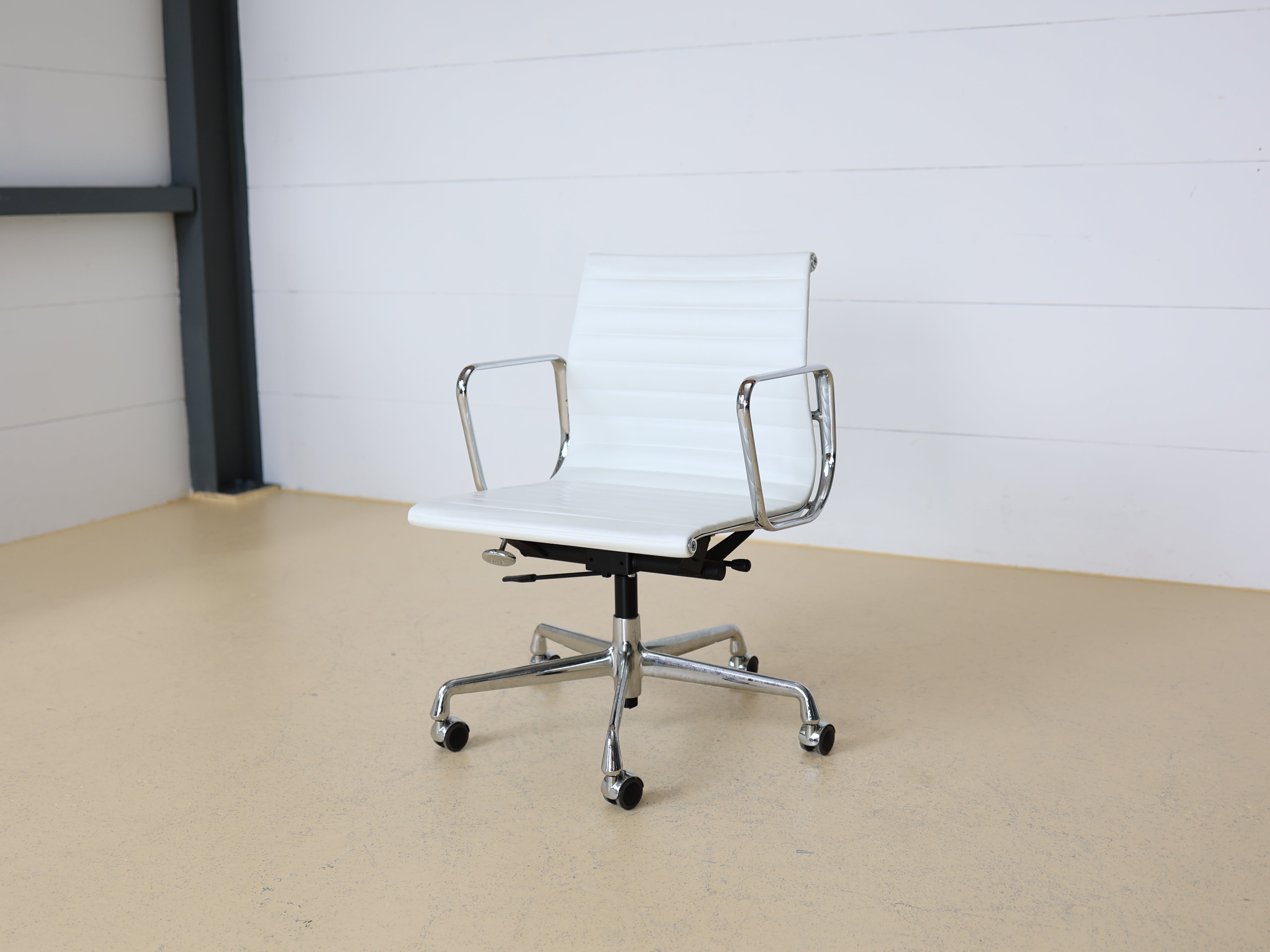Vitra Eames Bürostuhl EA 117 - Weiss Leder