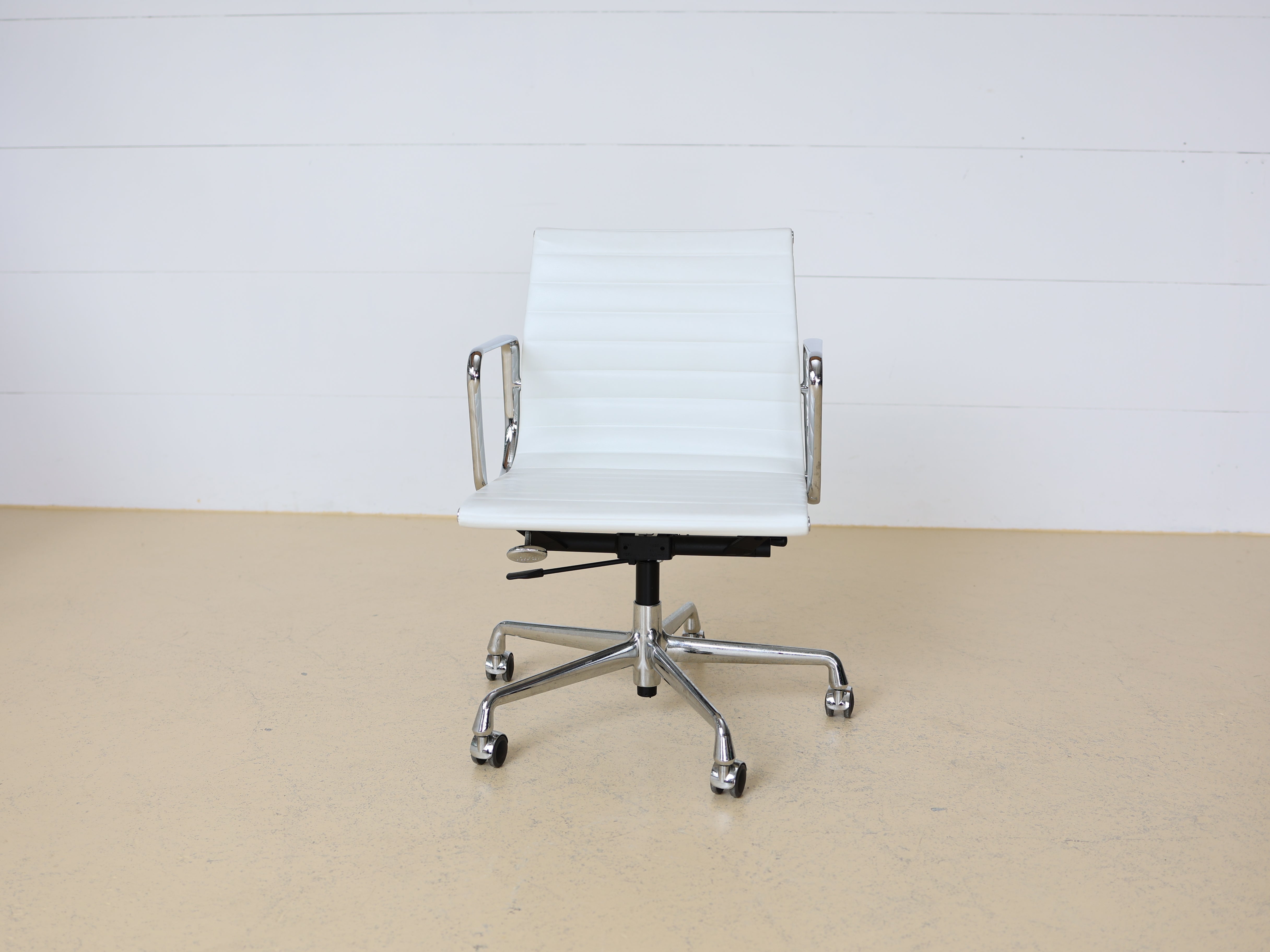 Vitra Eames Bürostuhl EA 117 - Weiss Leder