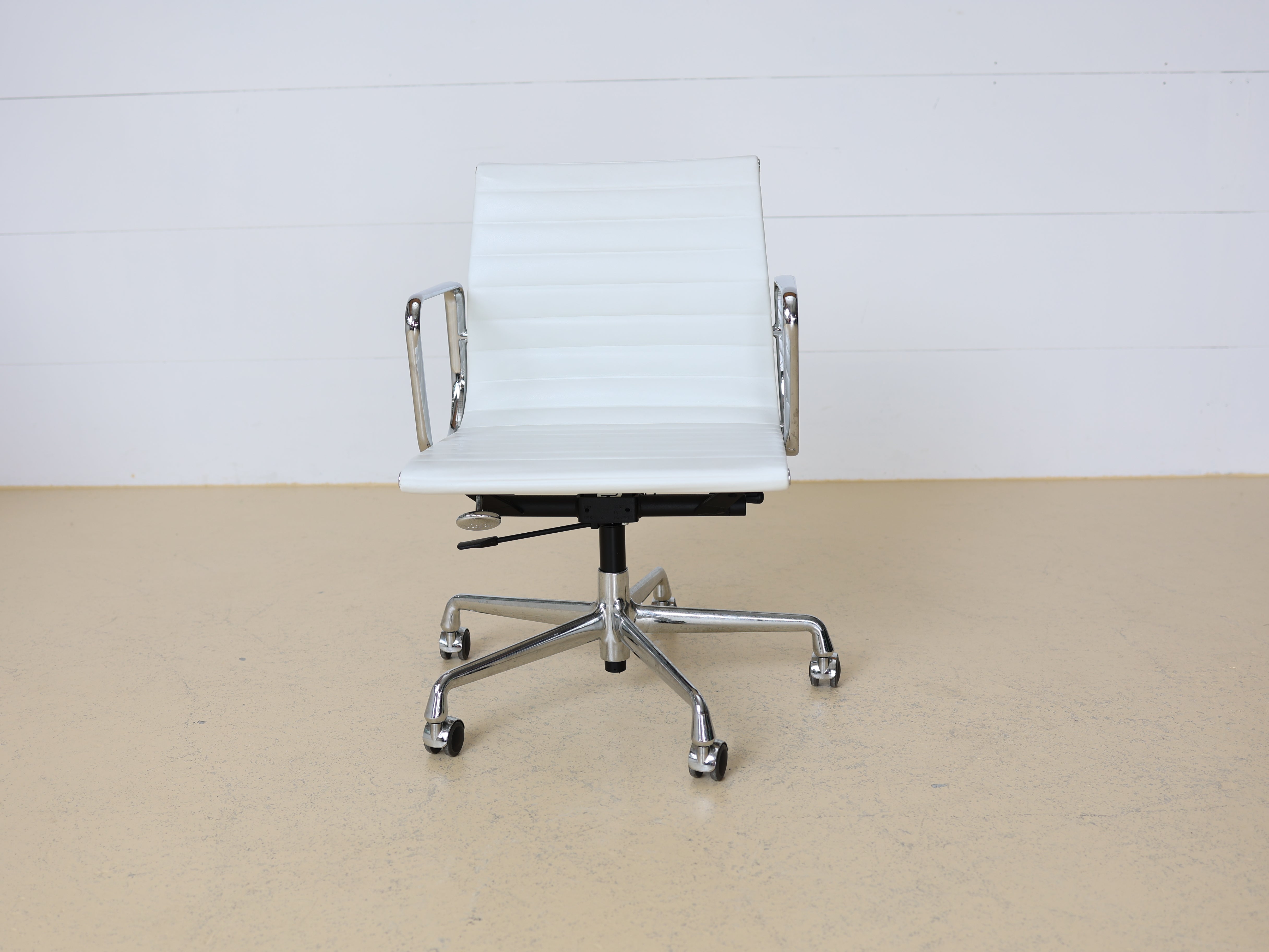 Vitra Eames Bürostuhl EA 117 - Weiss Leder