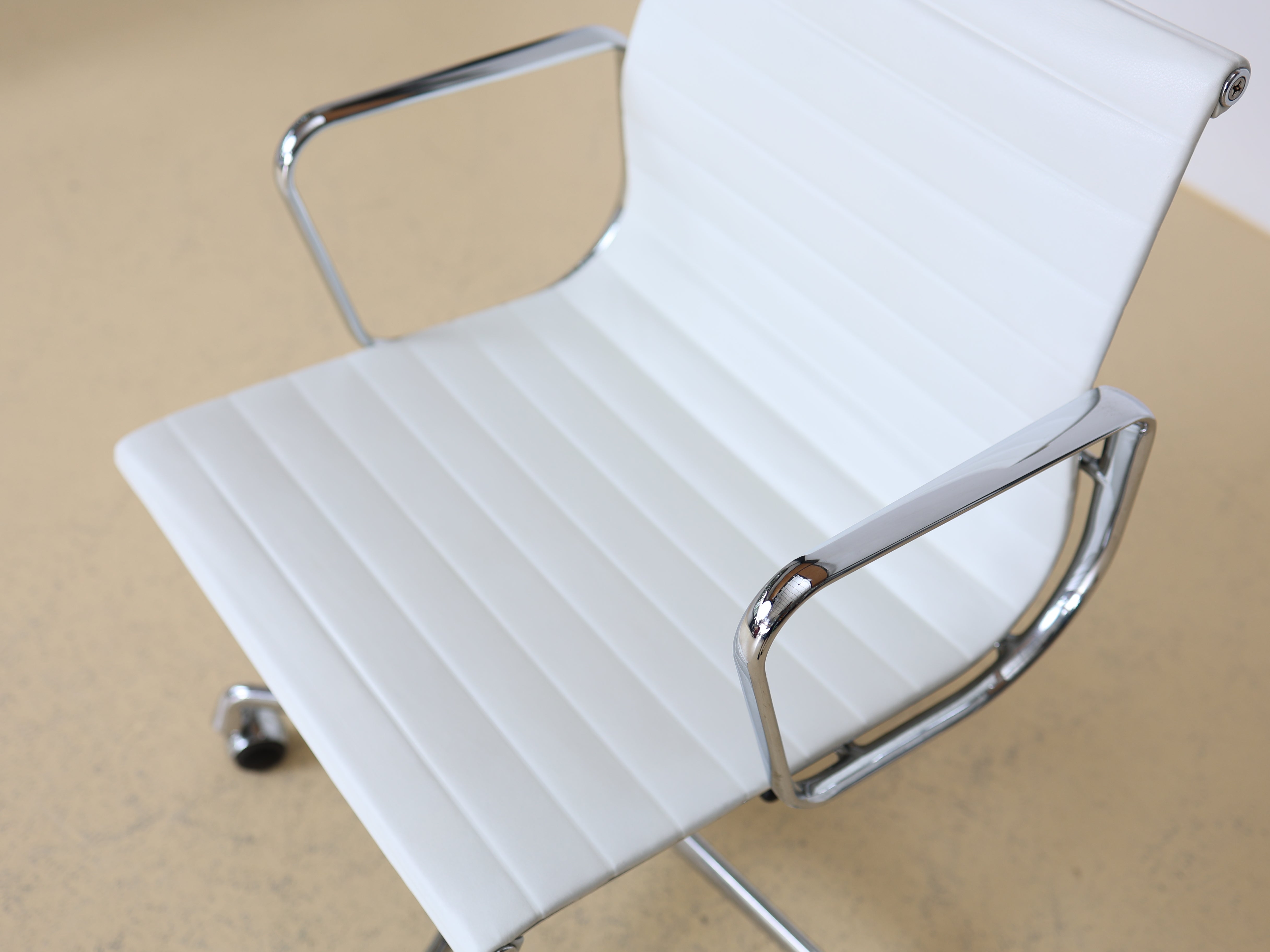 Vitra Eames Bürostuhl EA 117 - Weiss Leder