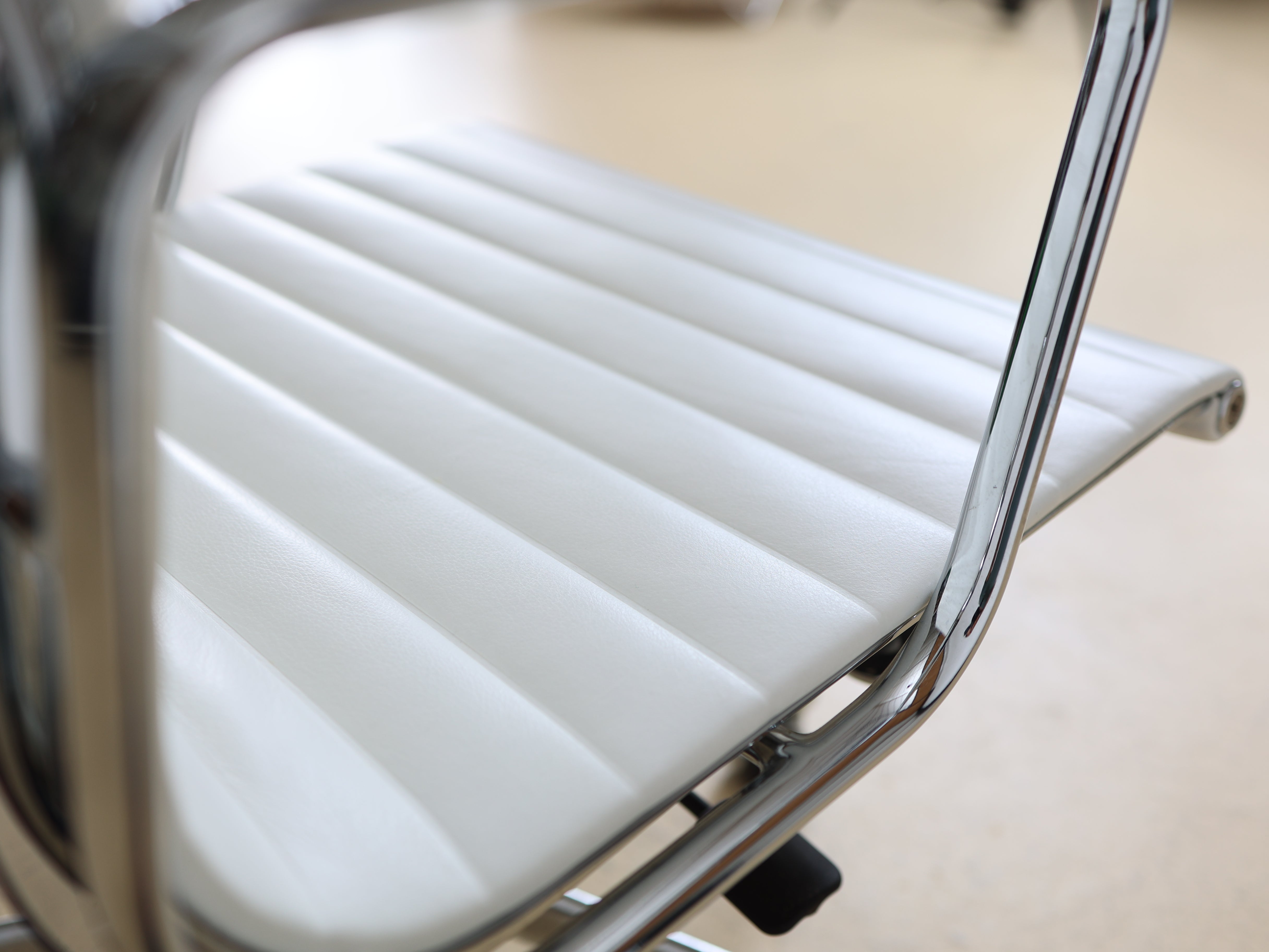 Vitra Eames Bürostuhl EA 117 - Weiss Leder