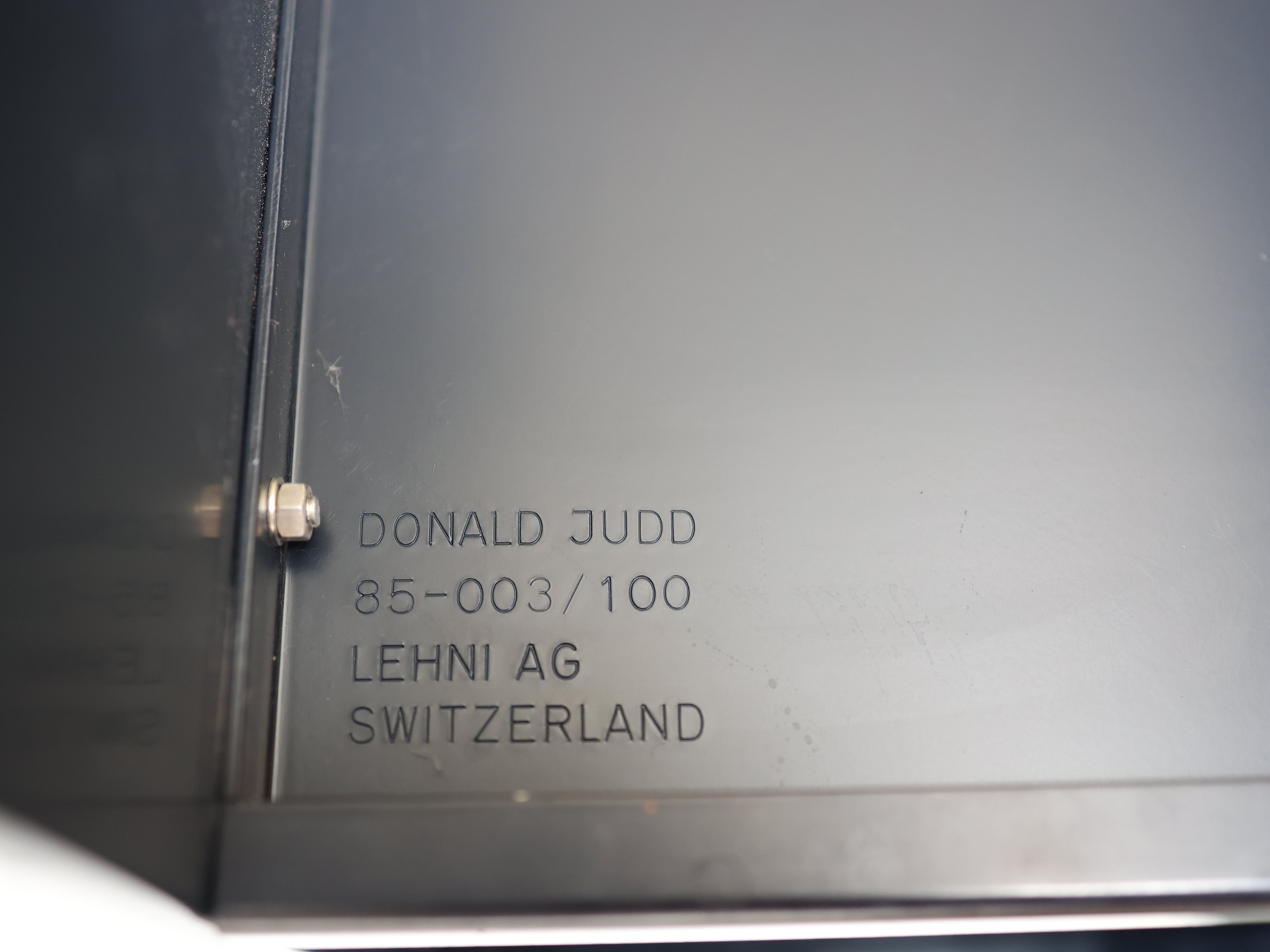 Donald Judd Bench, LEHNI