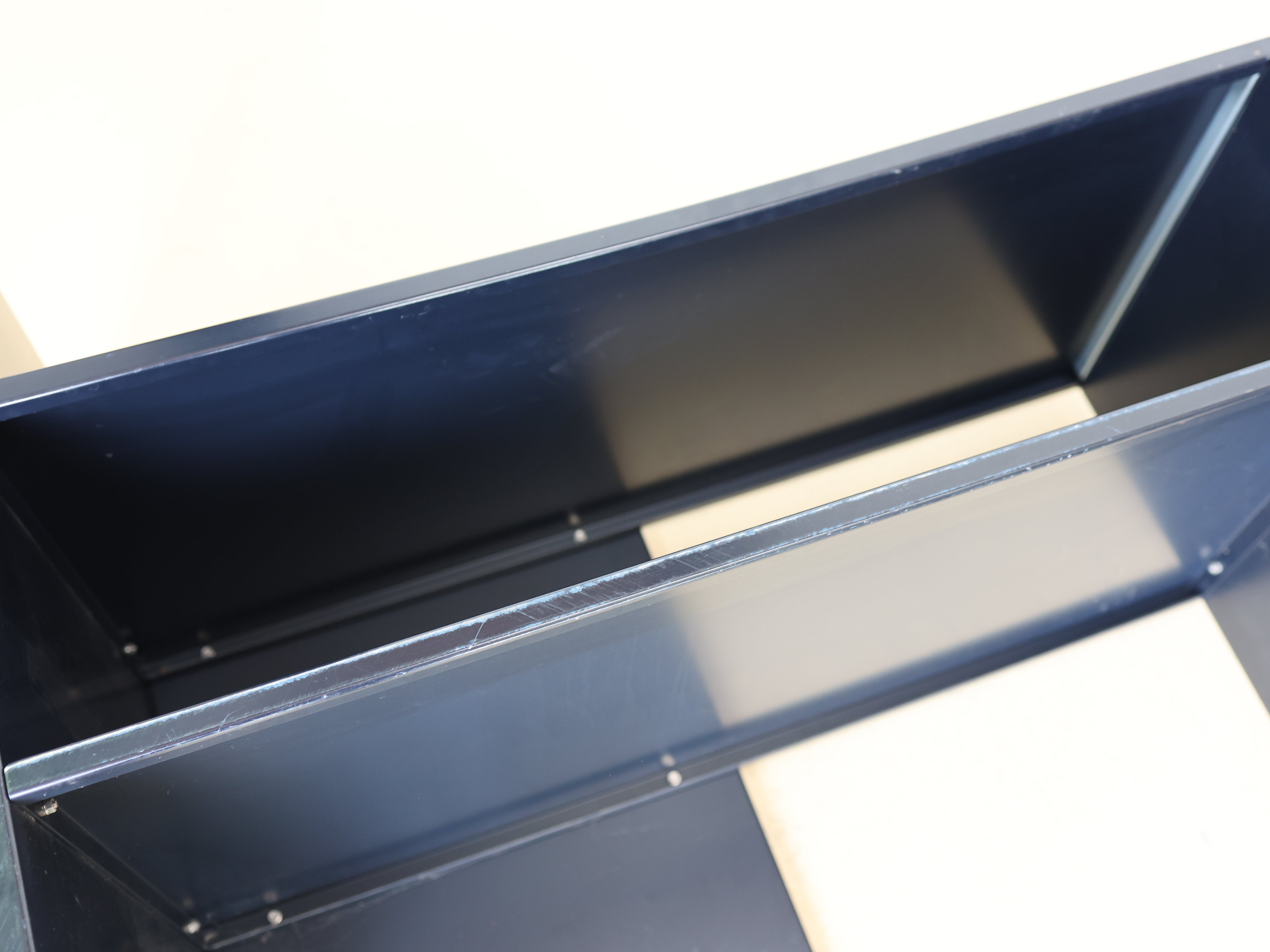 Donald Judd Bench, LEHNI