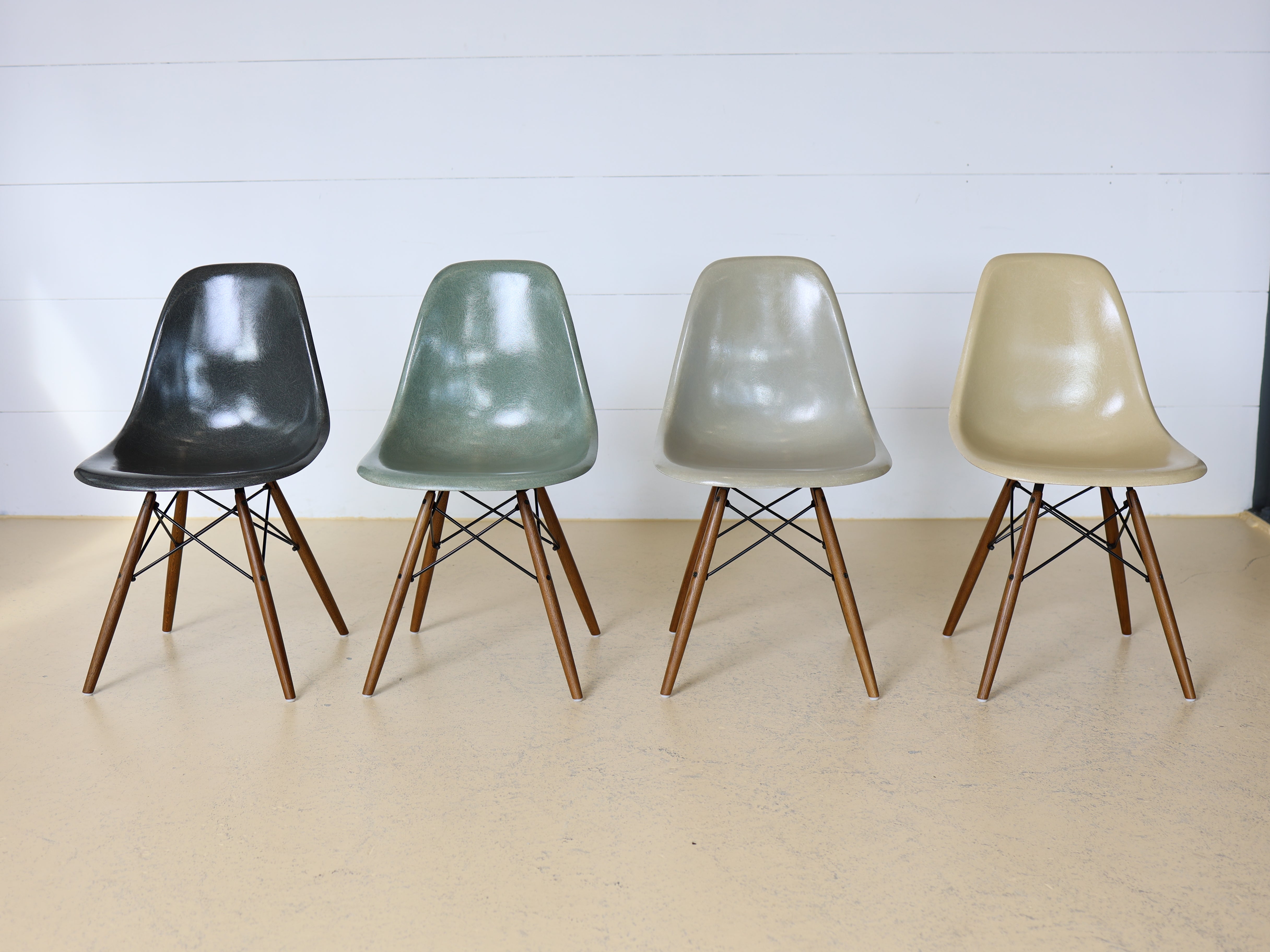 Eames Fiberglas Stühle von Hermann Miller im Set