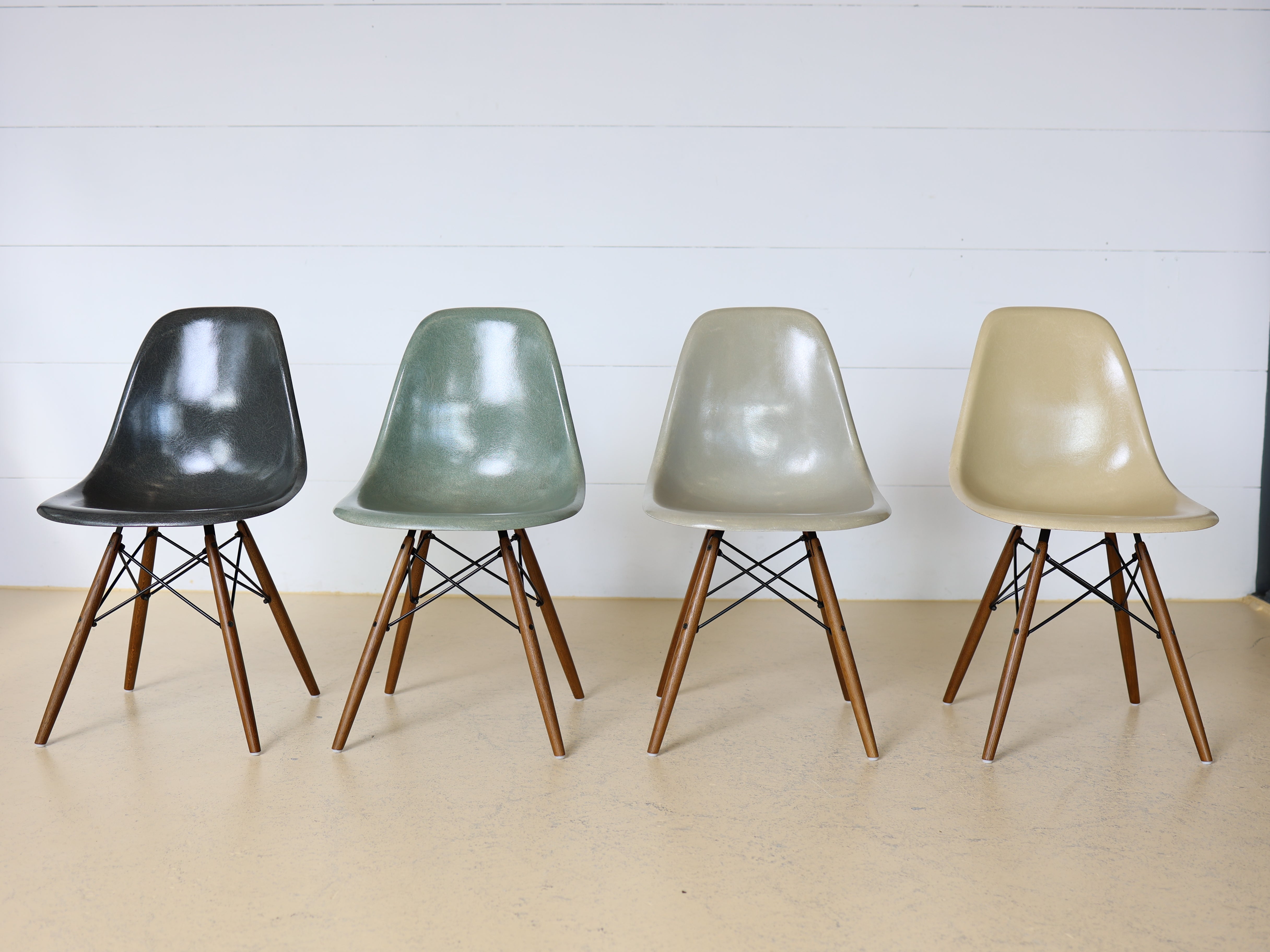Eames Fiberglas Stühle von Hermann Miller im Set