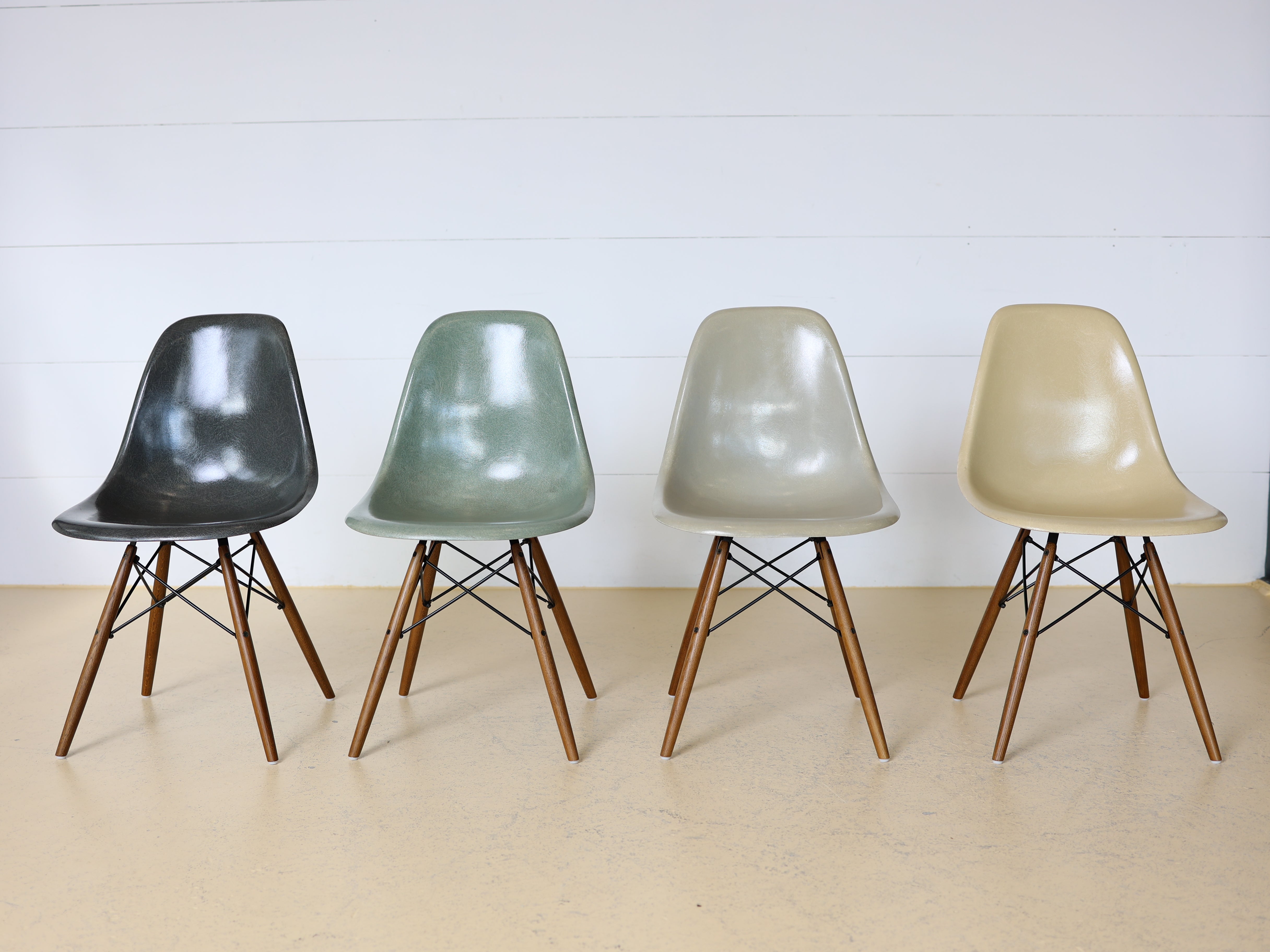Eames Fiberglas Stühle von Hermann Miller im Set