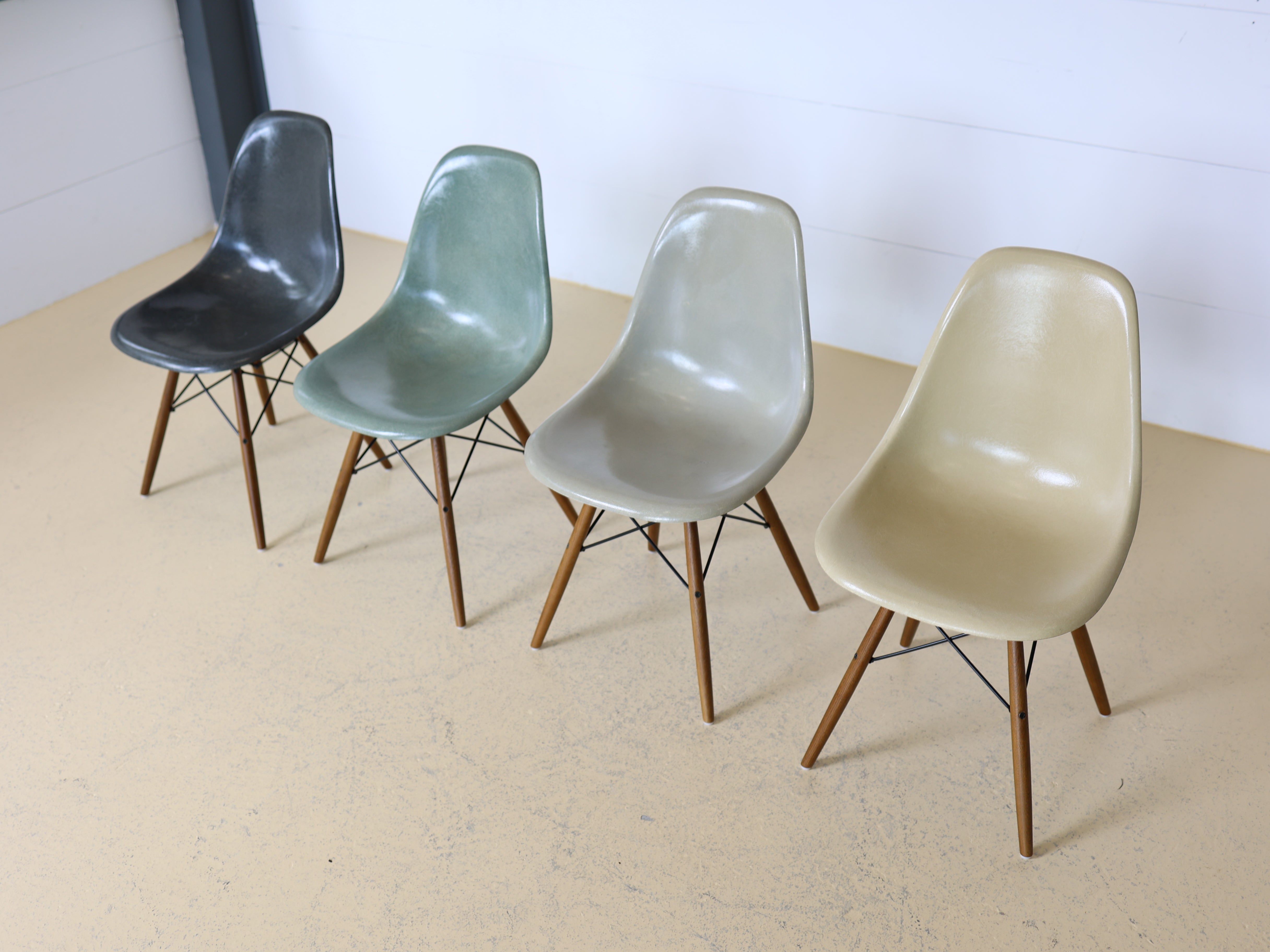 Eames Fiberglas Stühle von Hermann Miller im Set