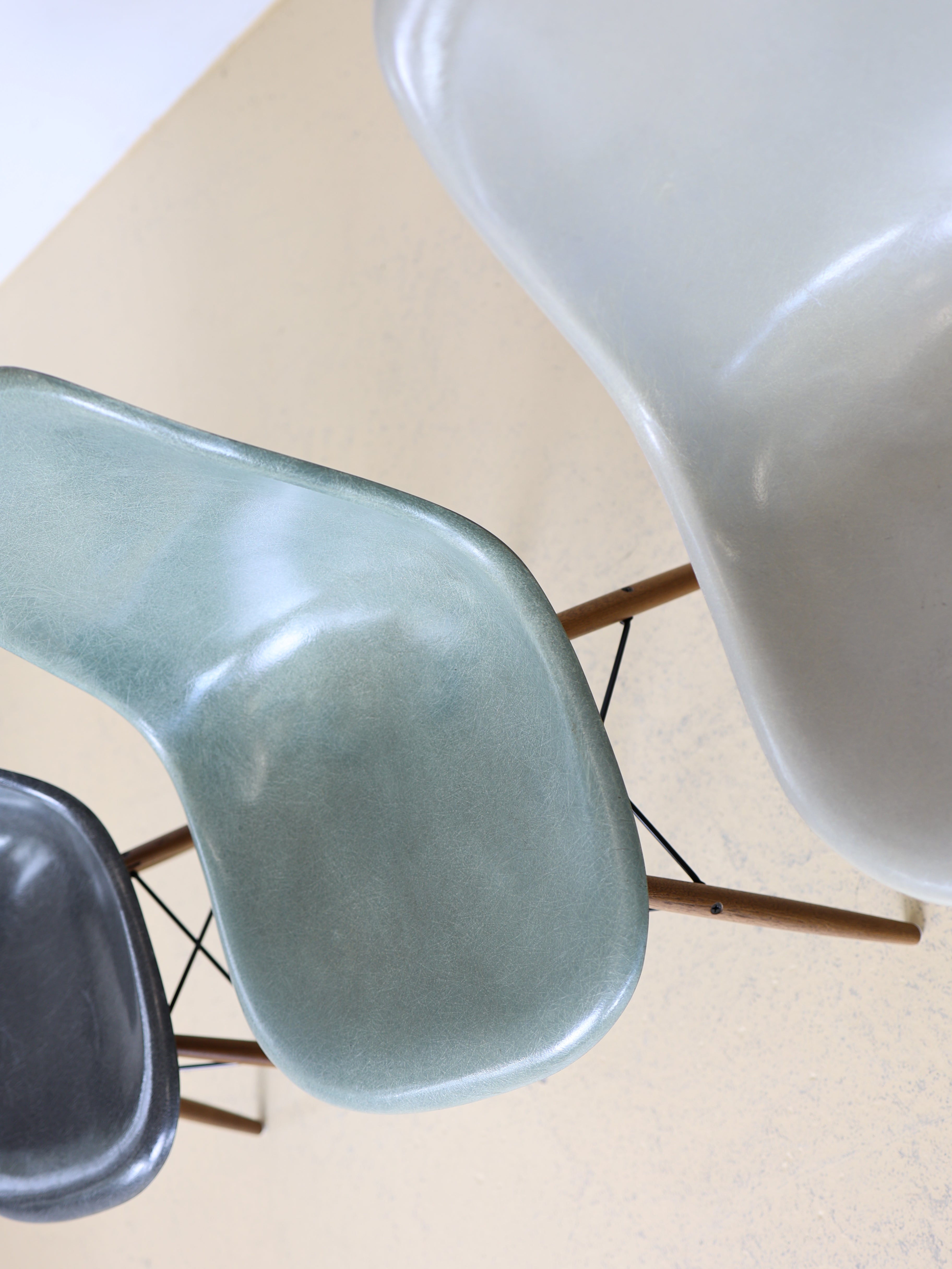 Eames Fiberglas Stühle von Hermann Miller im Set