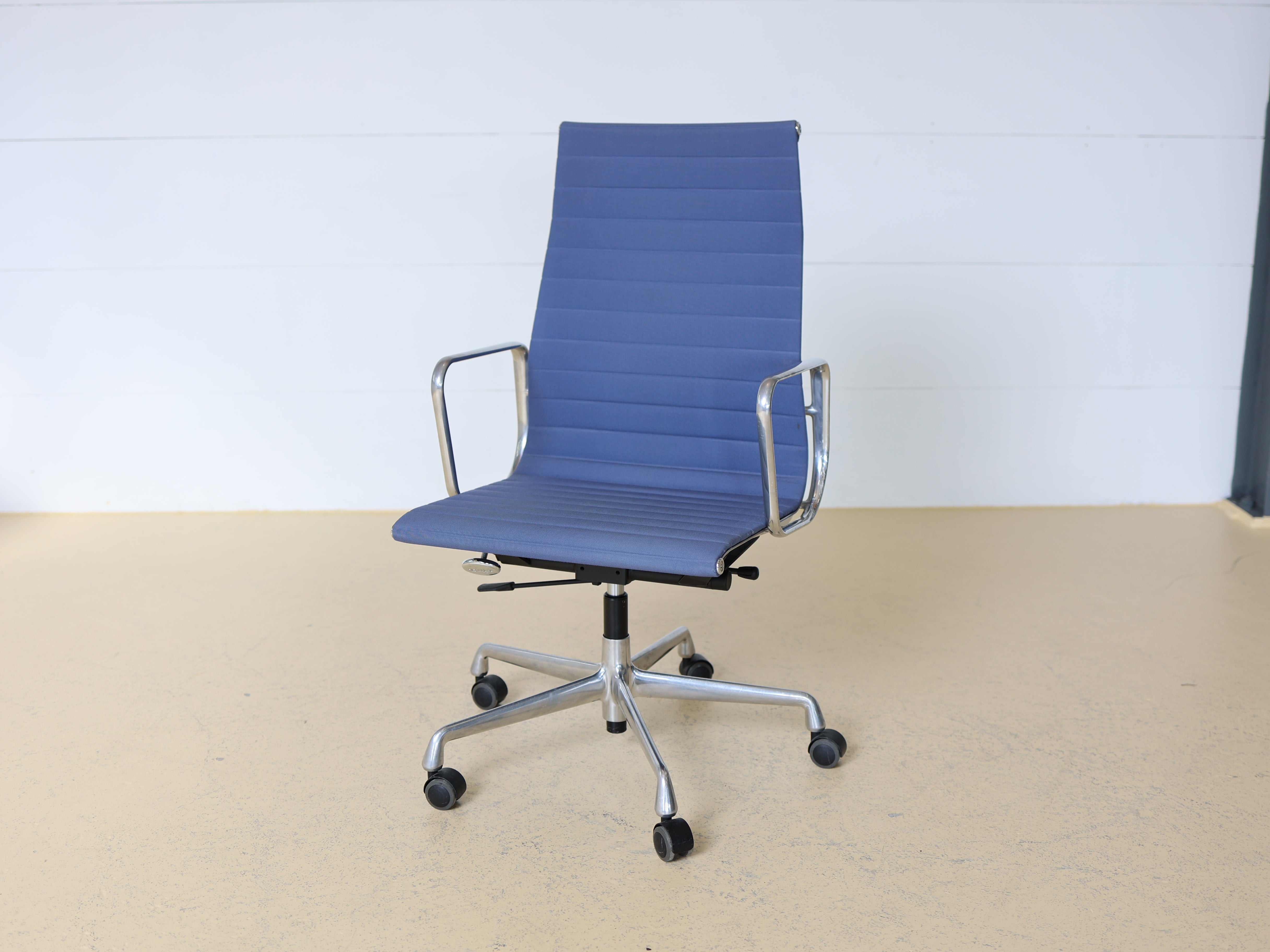 Vitra Eames Bürostuhl EA 119