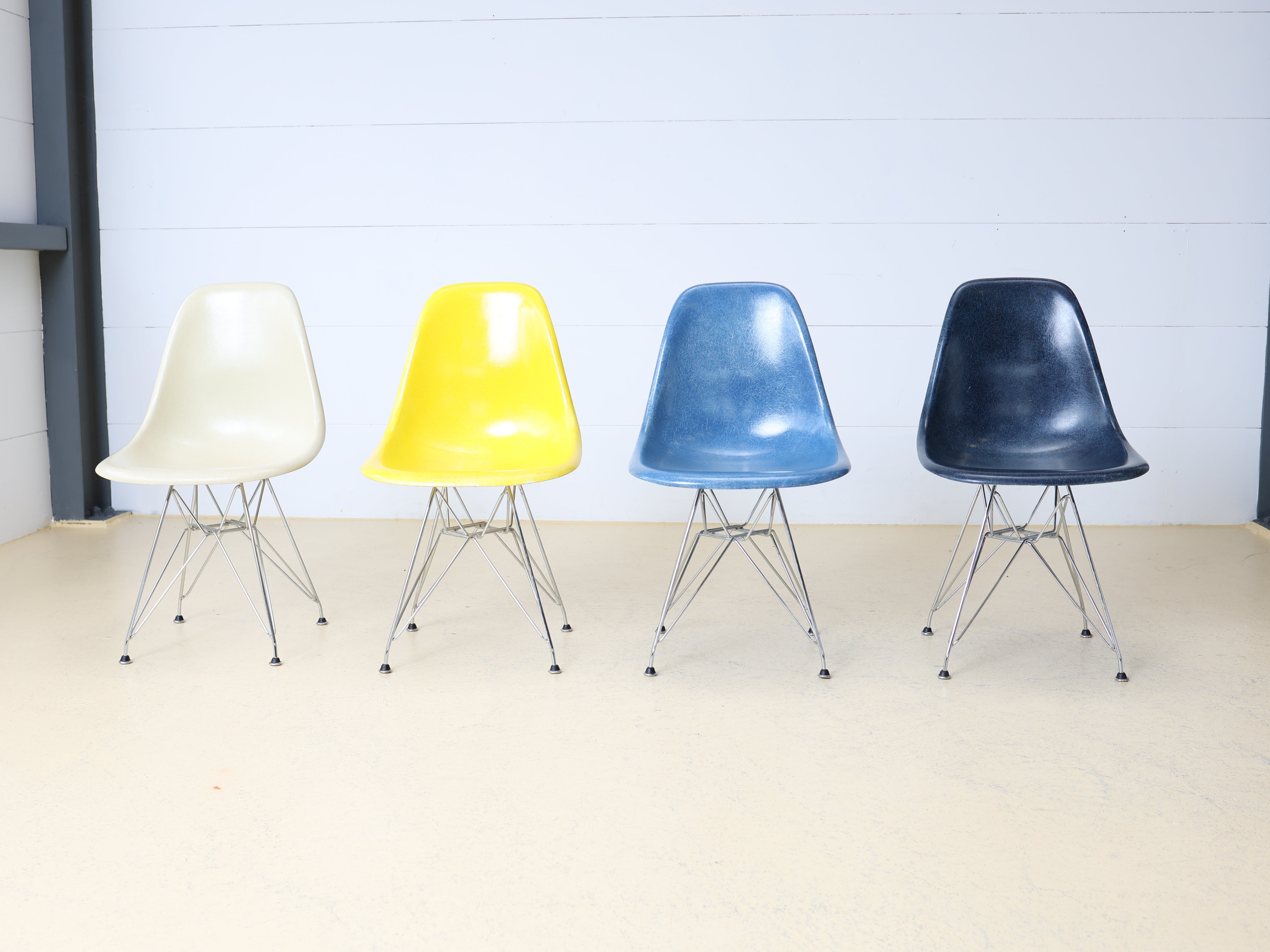 Eames Fiberglas Stühle von Hermann Miller, Eiffel Base