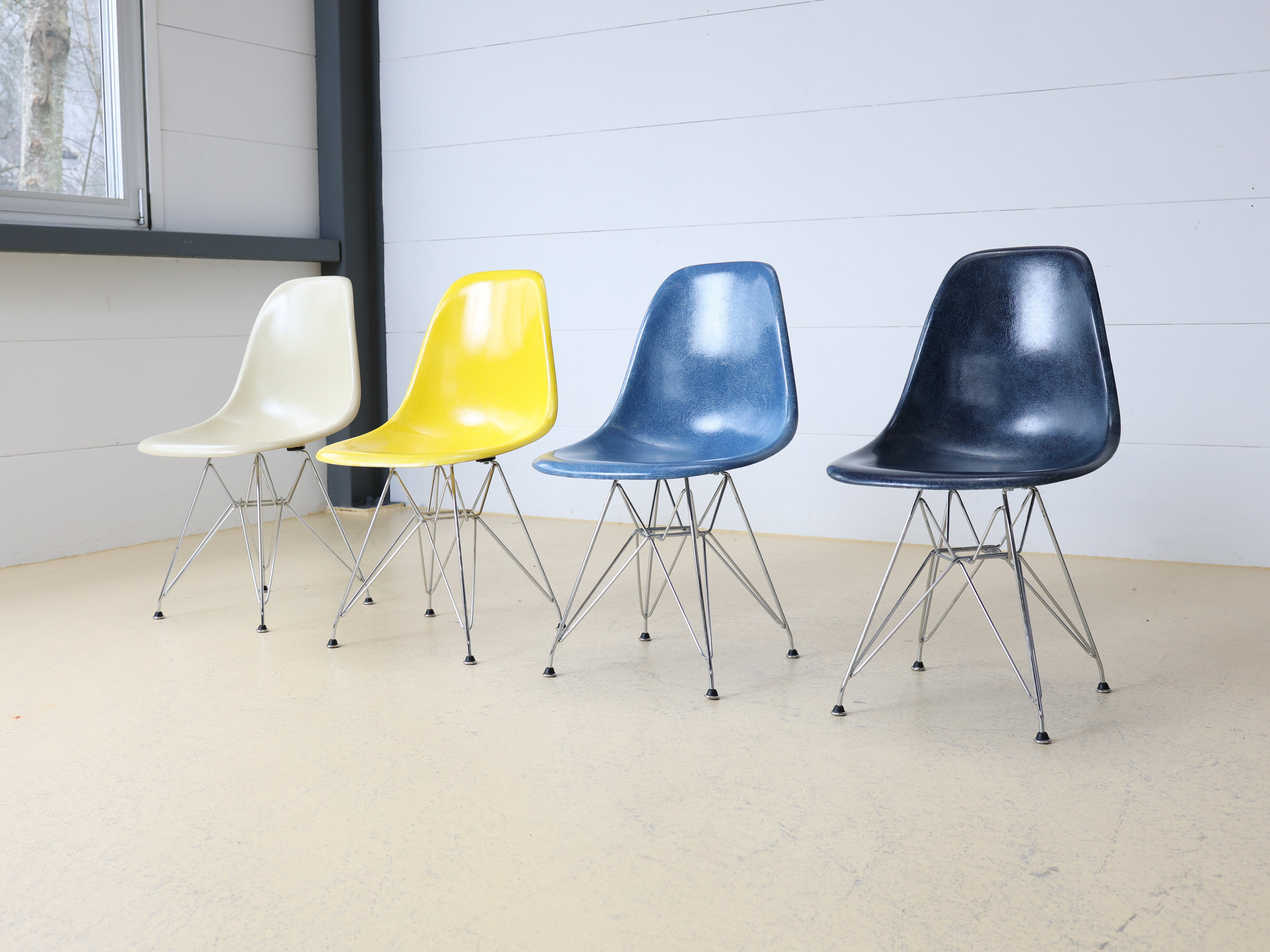 Eames Fiberglas Stühle von Hermann Miller, Eiffel Base