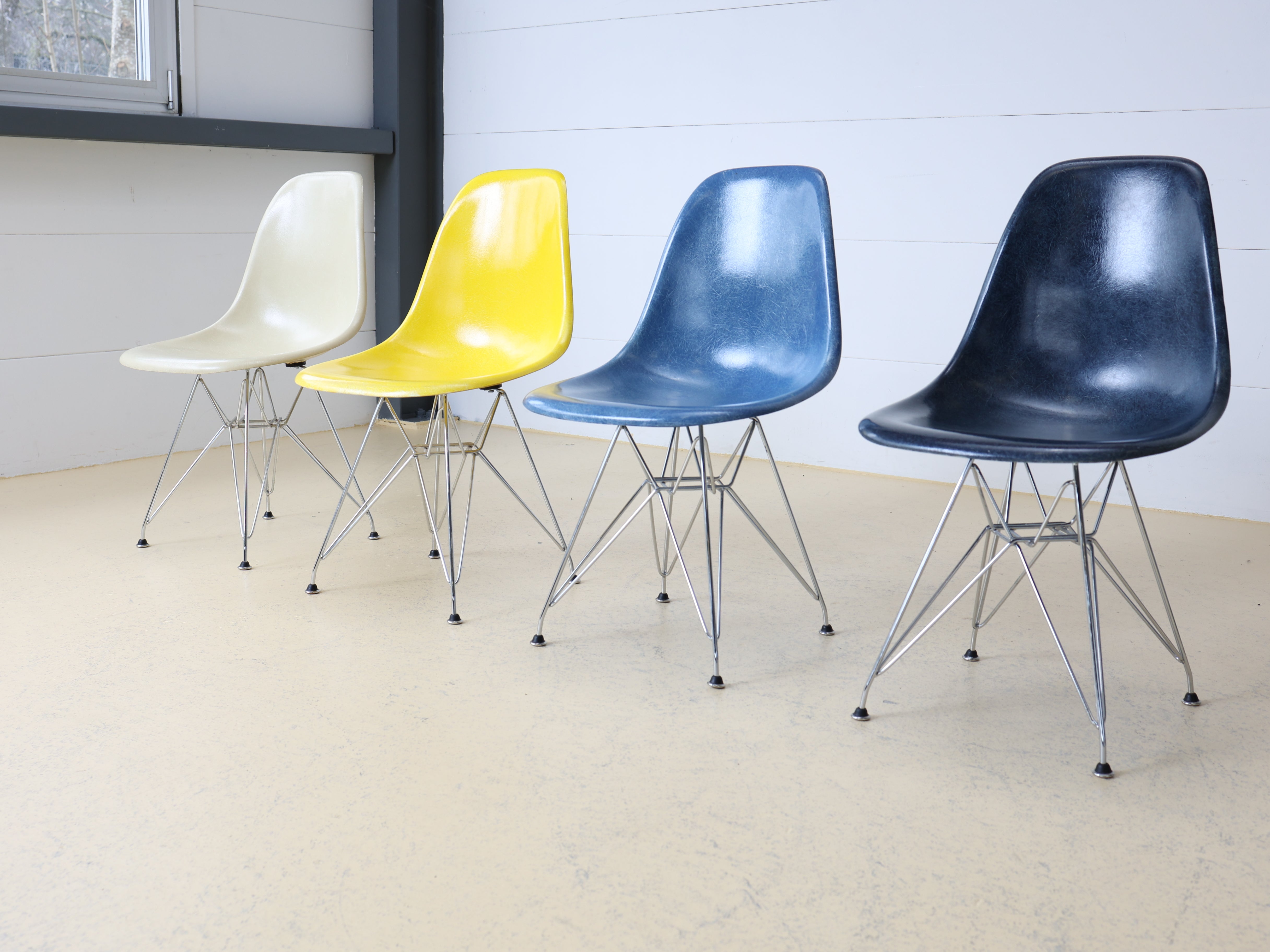 Eames Fiberglas Stühle von Hermann Miller, Eiffel Base