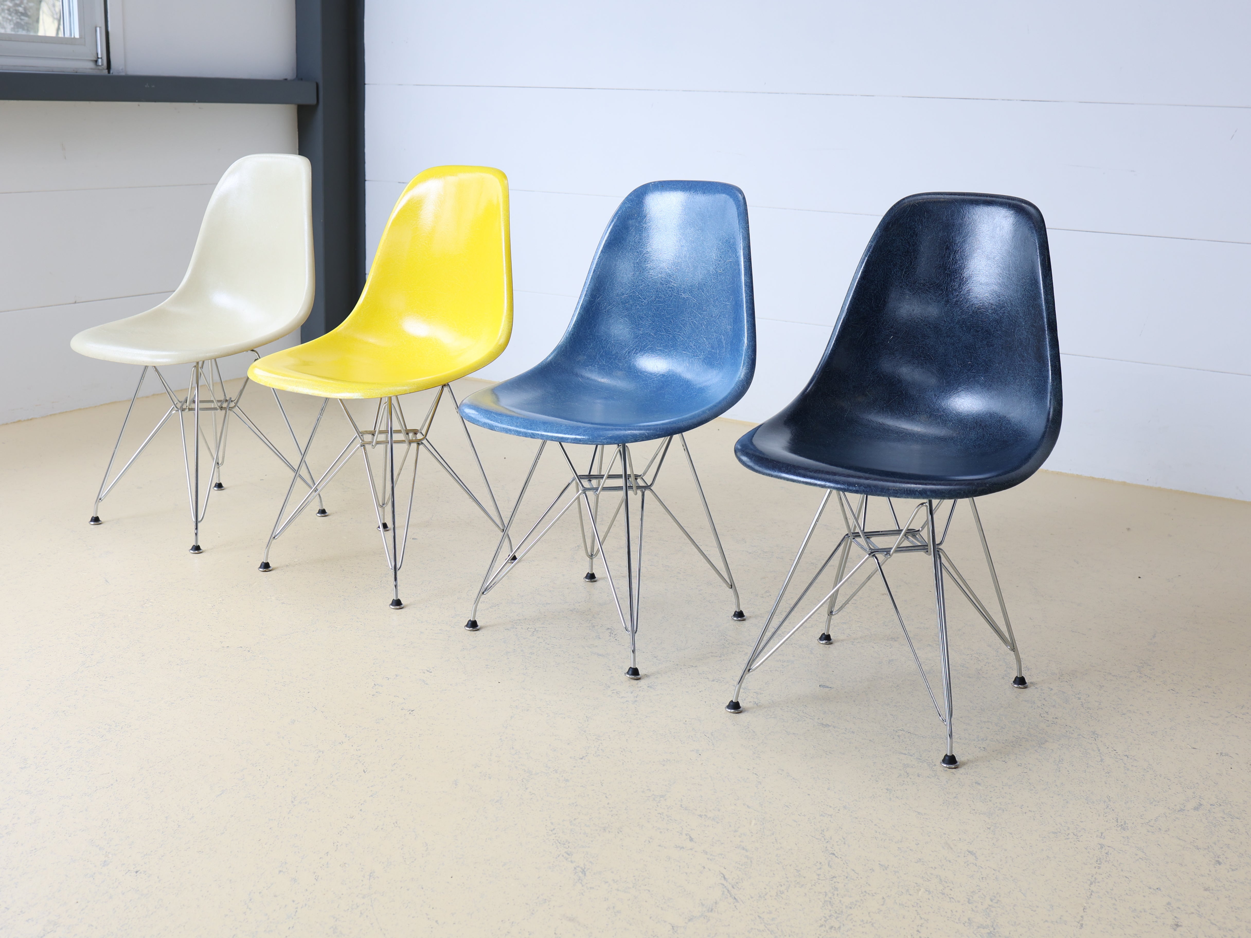 Eames Fiberglas Stühle von Hermann Miller, Eiffel Base