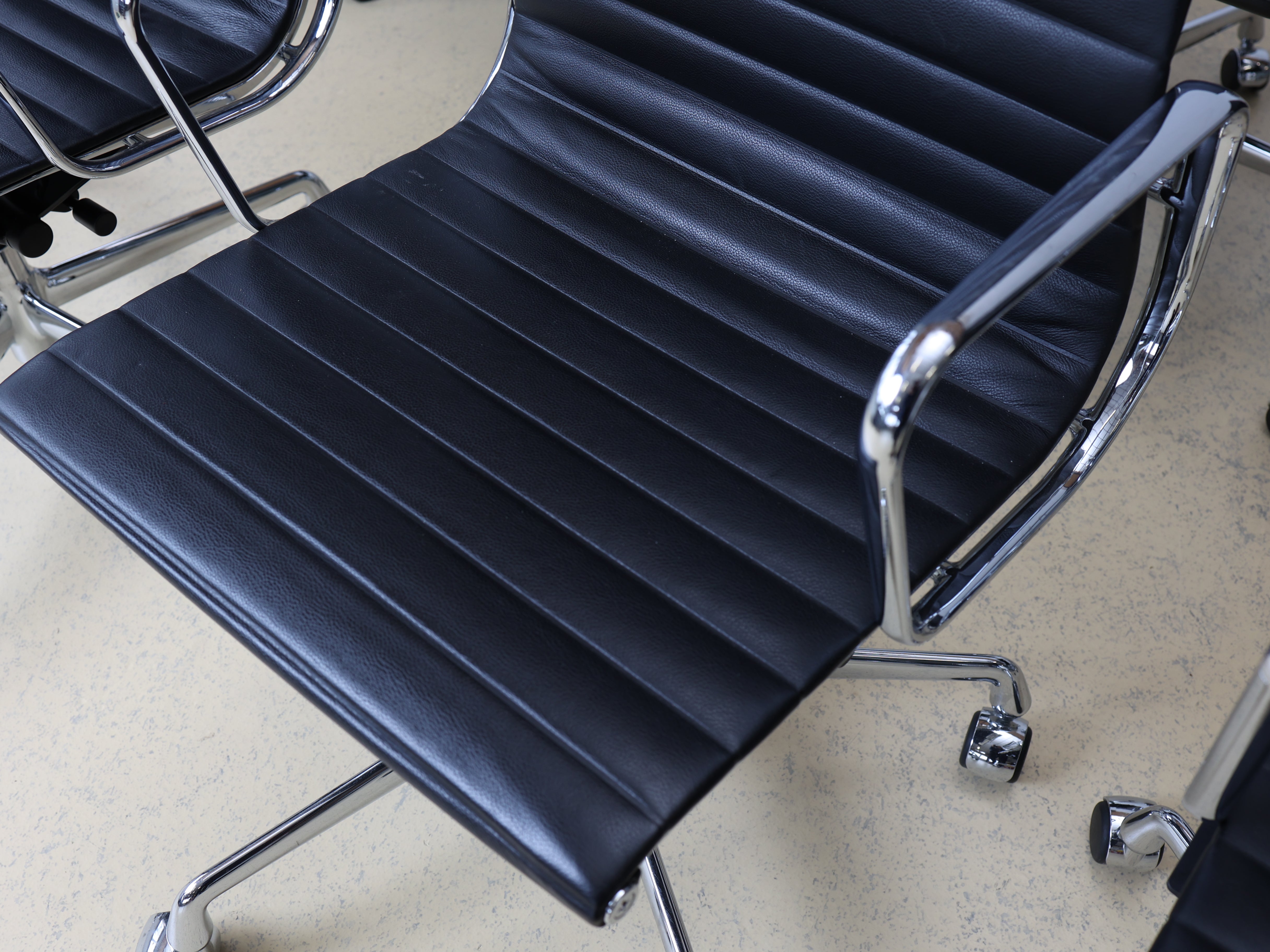 Vitra Eames Bürostühle EA119