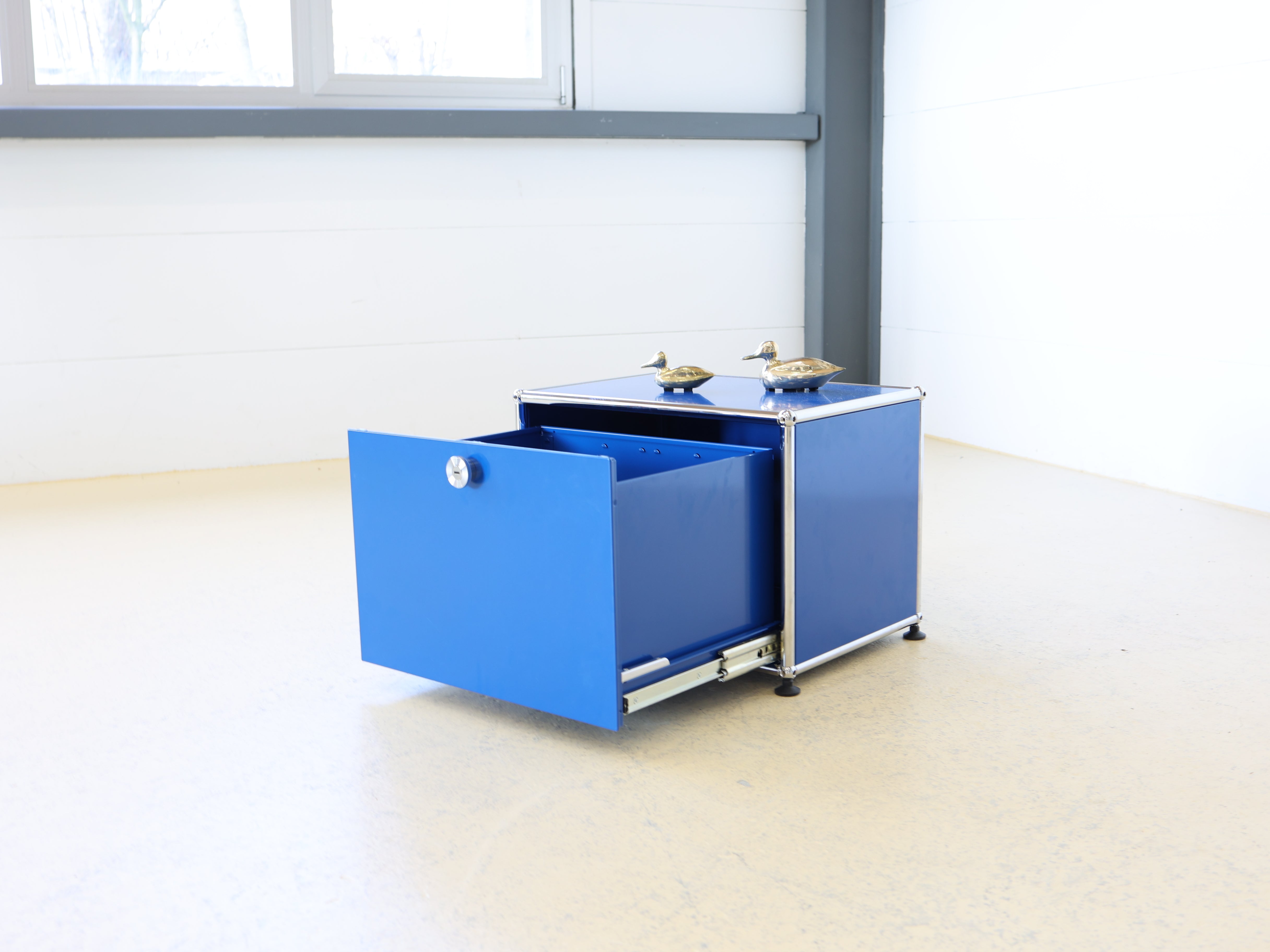 USM Haller Würfel, Nachttisch Einzianblau