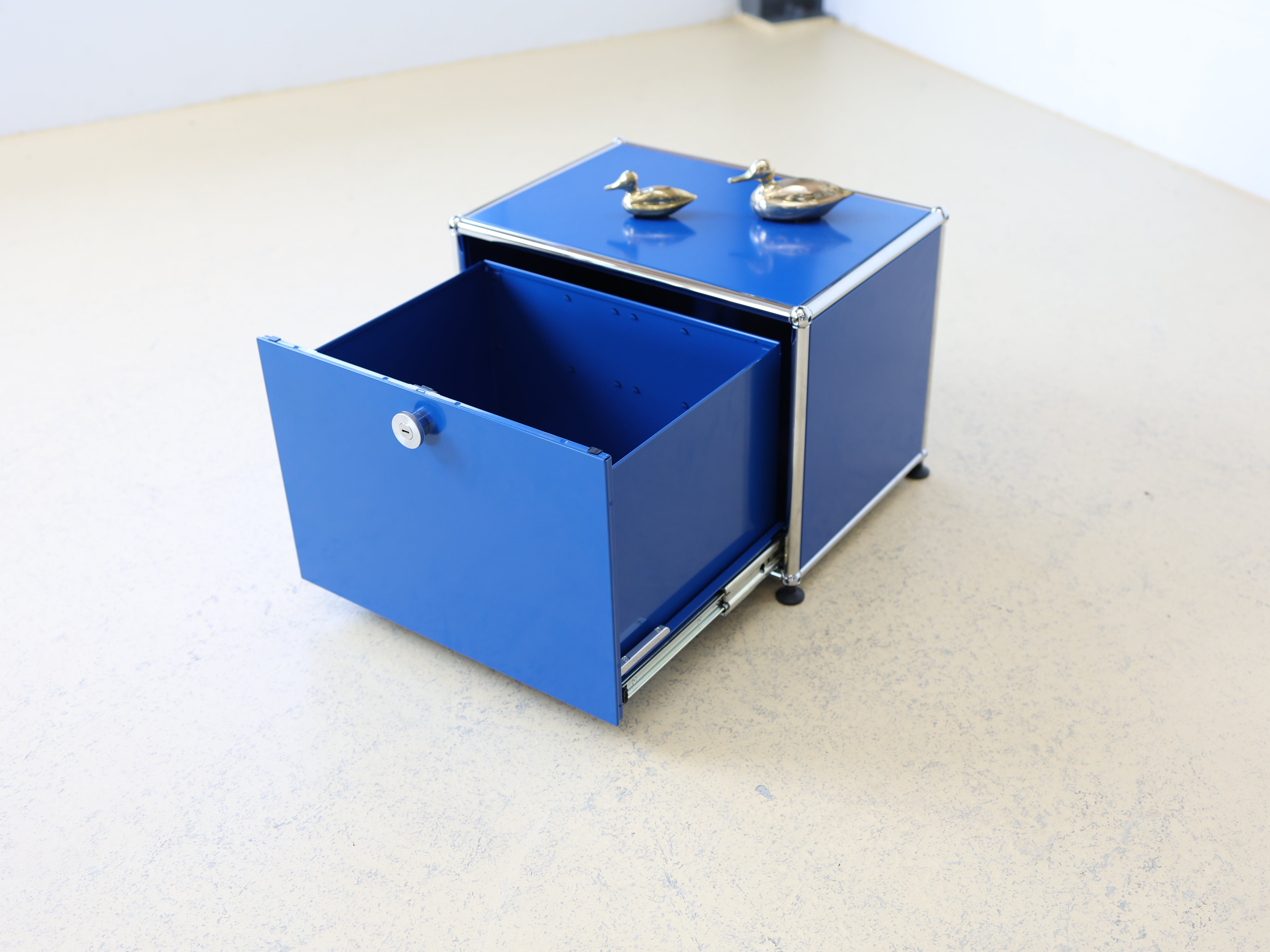 USM Haller Würfel, Nachttisch Einzianblau