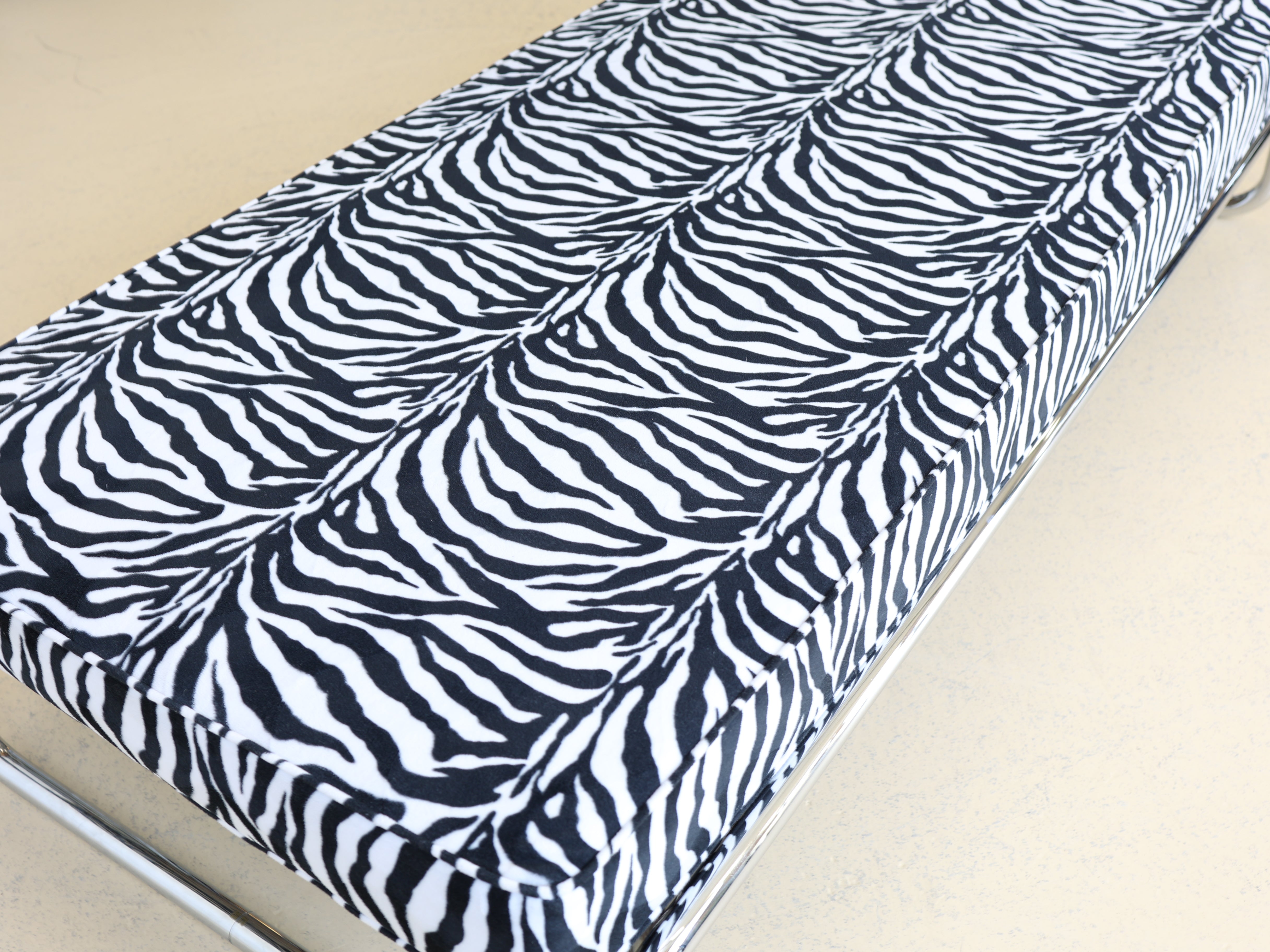 Roger Aubort Liege von Embru Zebra Stoff 4