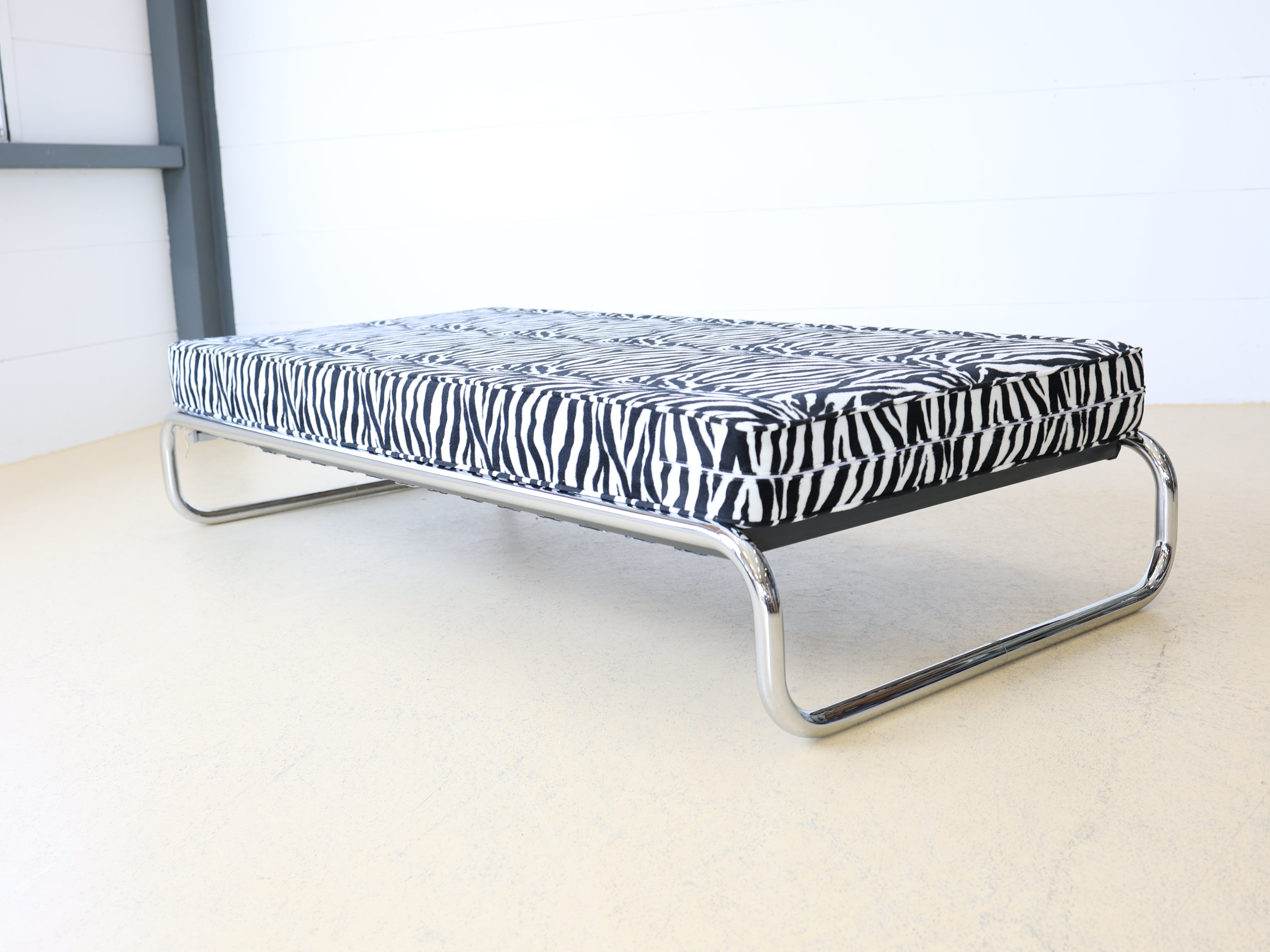 Roger Aubort Liege von Embru Zebra Stoff 6