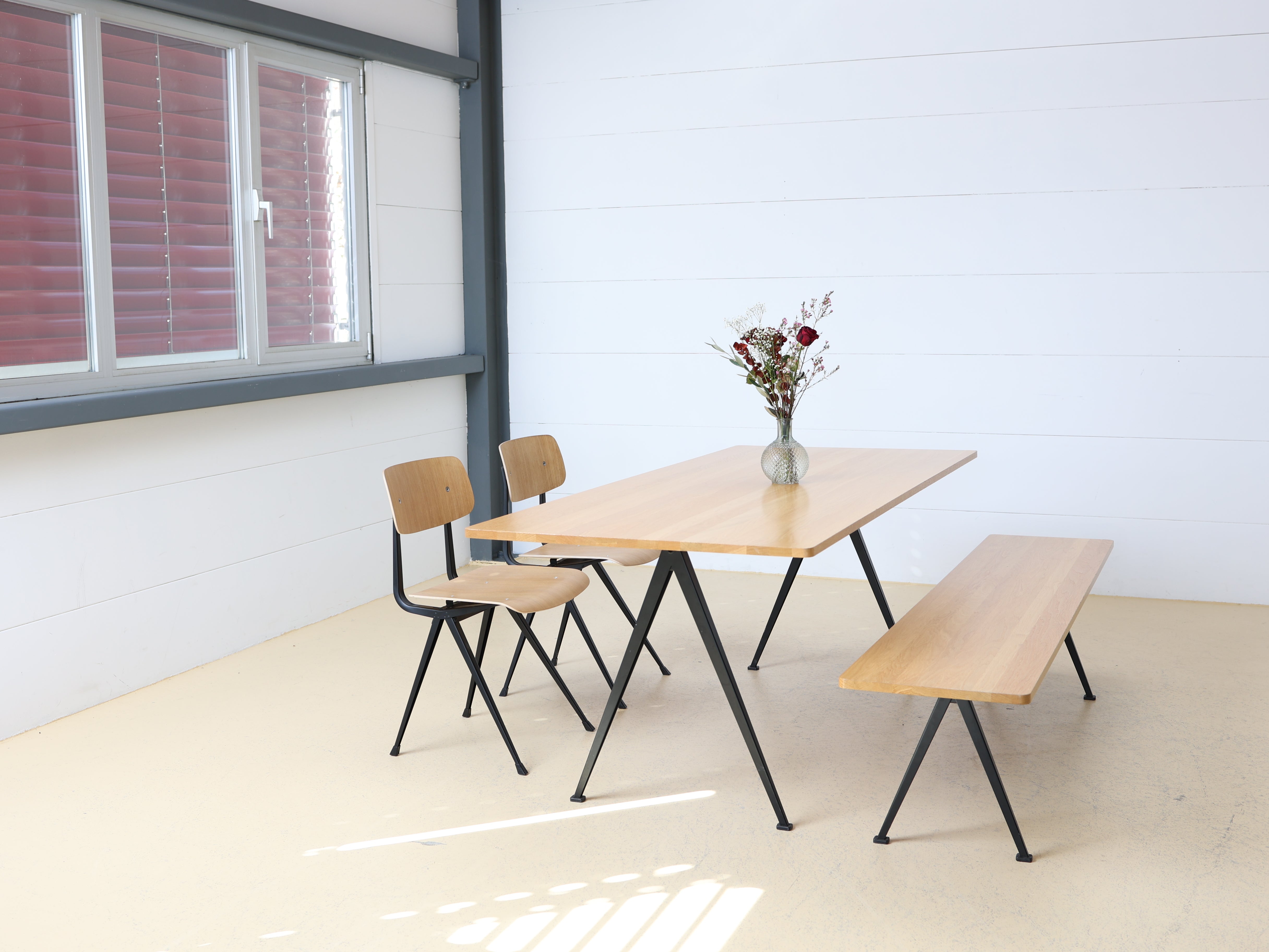 HAY Set: Tisch, Bank & 2 Stühle