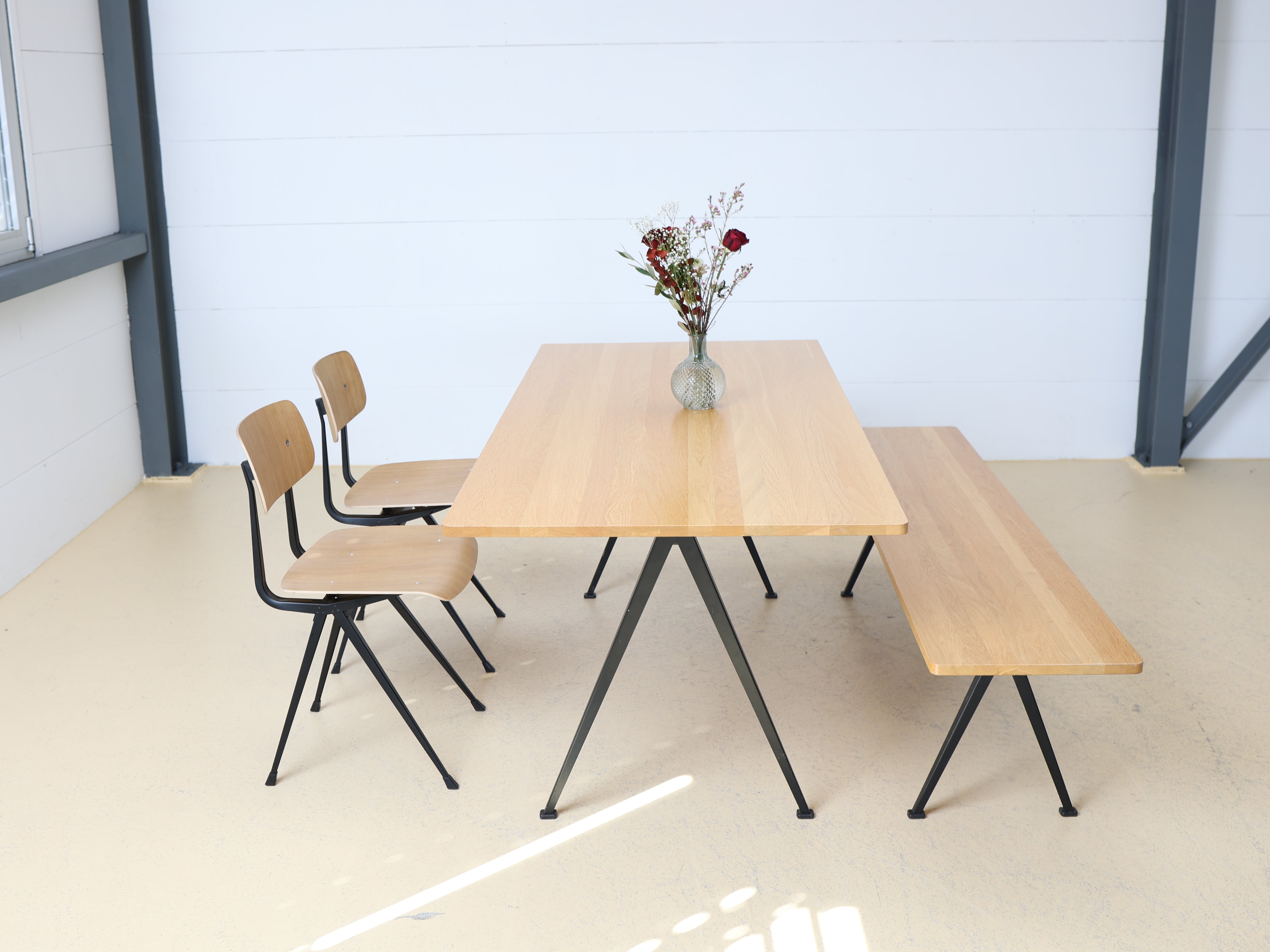 HAY Set: Tisch, Bank & 2 Stühle