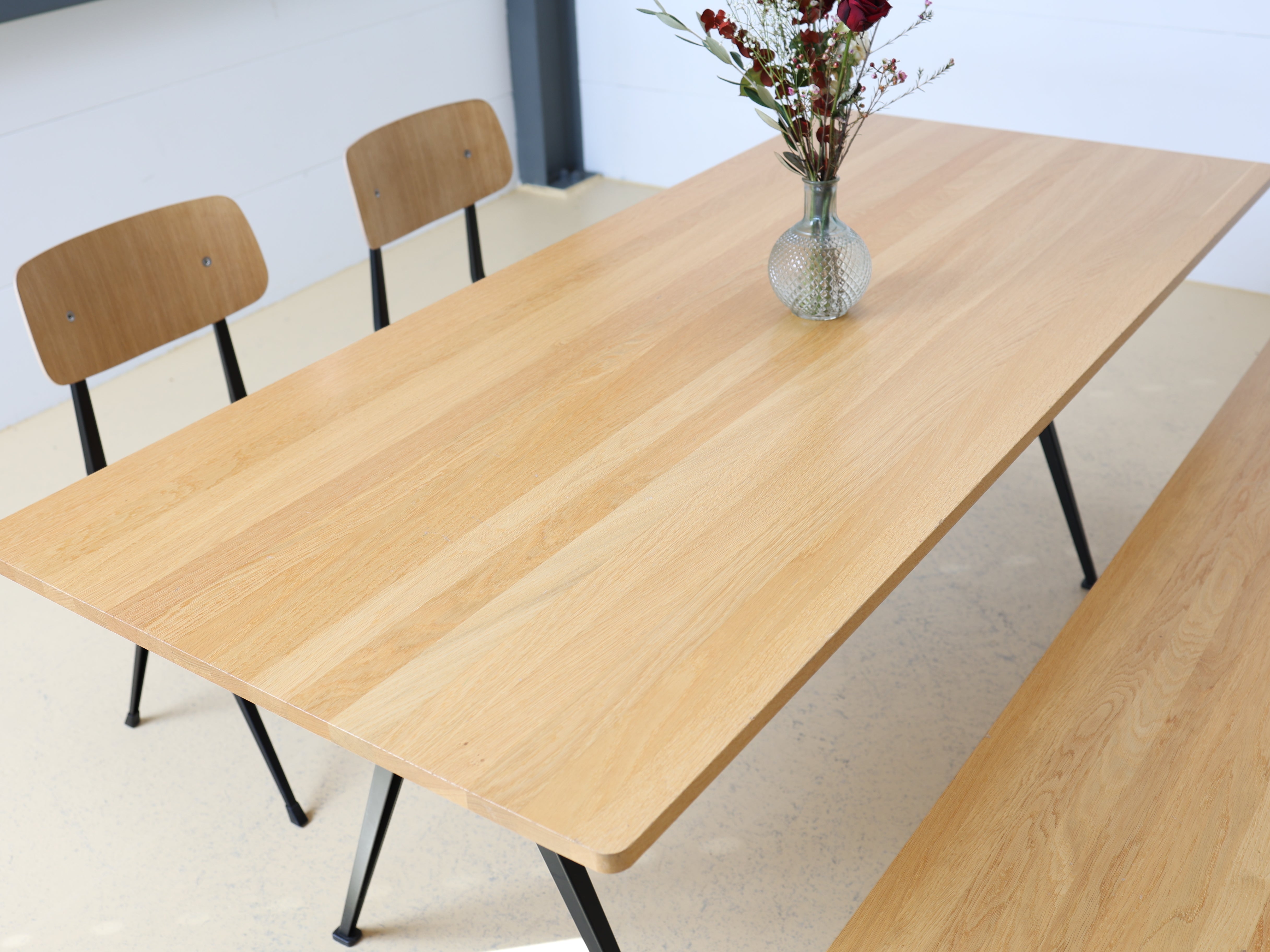 HAY Set: Tisch, Bank & 2 Stühle