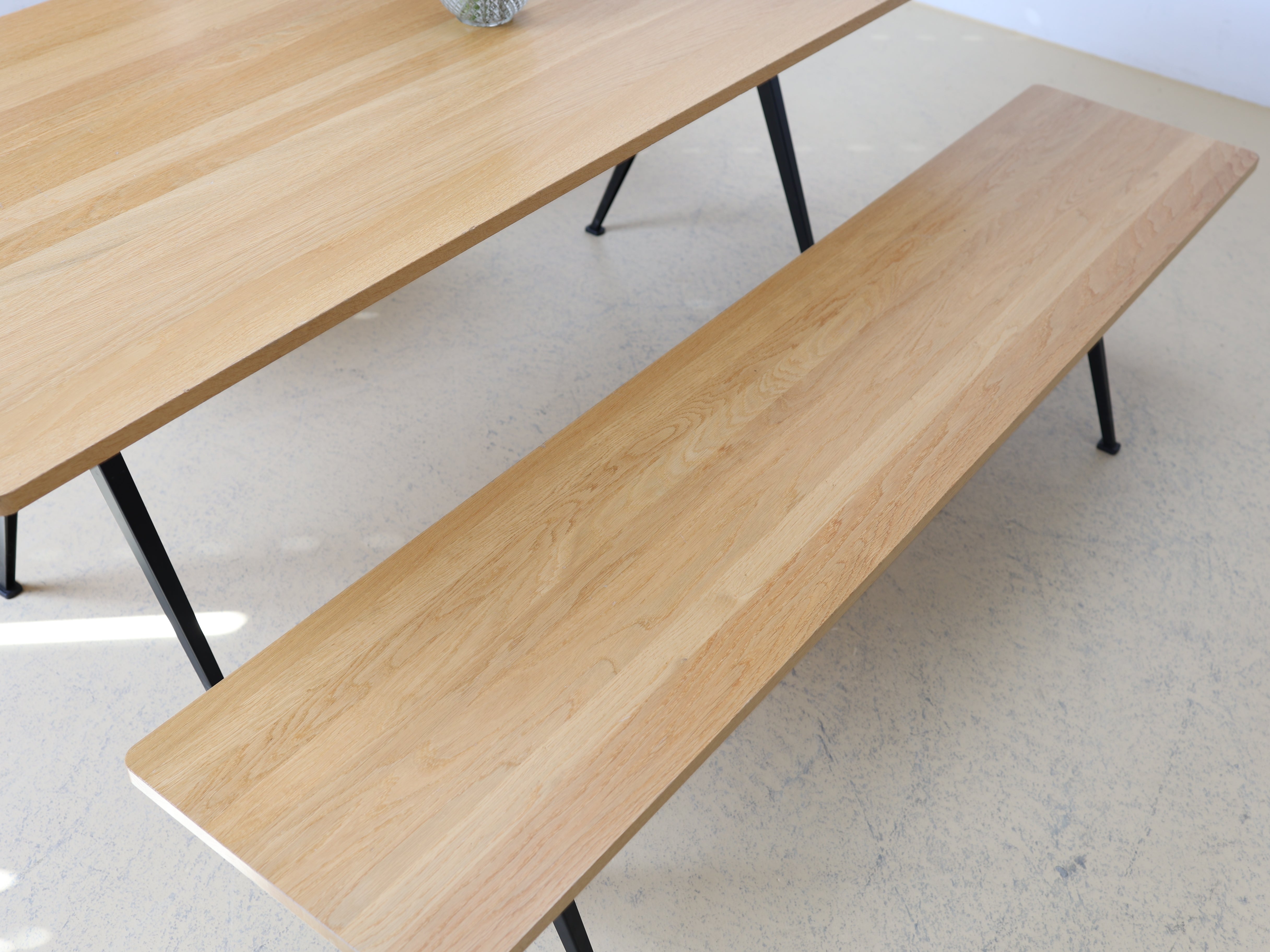 HAY Set: Tisch, Bank & 2 Stühle