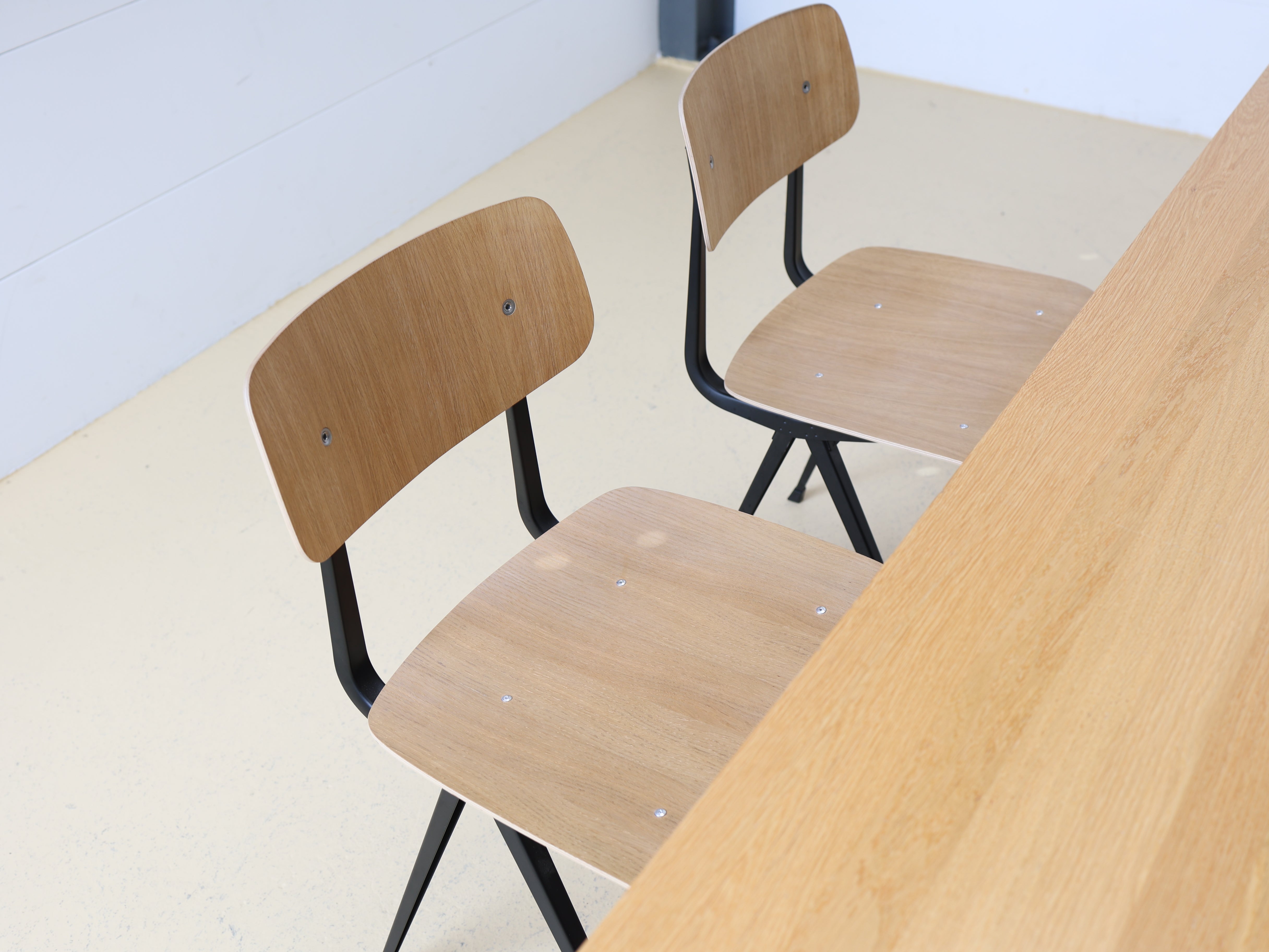 HAY Set: Tisch, Bank & 2 Stühle