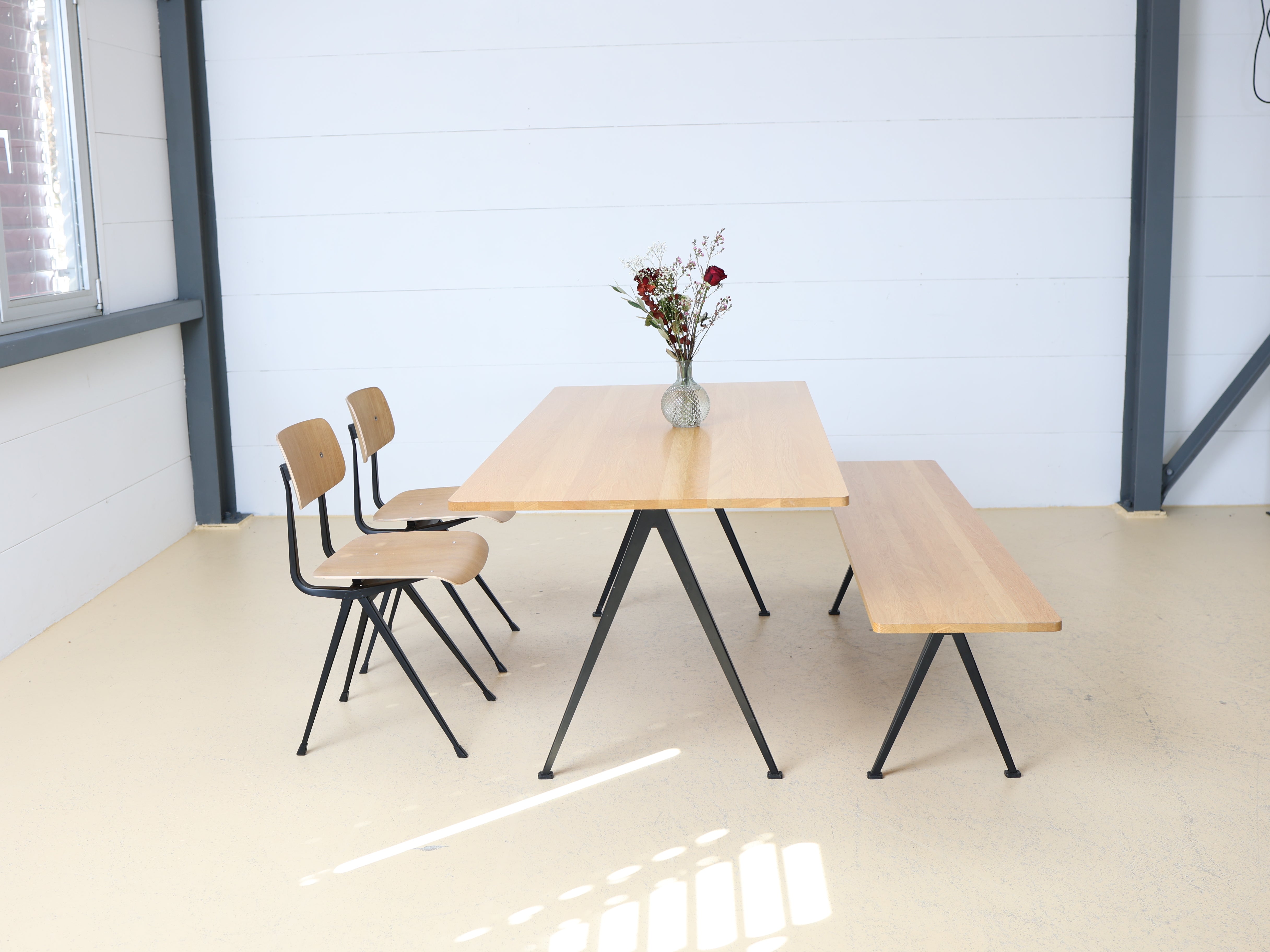 HAY Set: Tisch, Bank & 2 Stühle