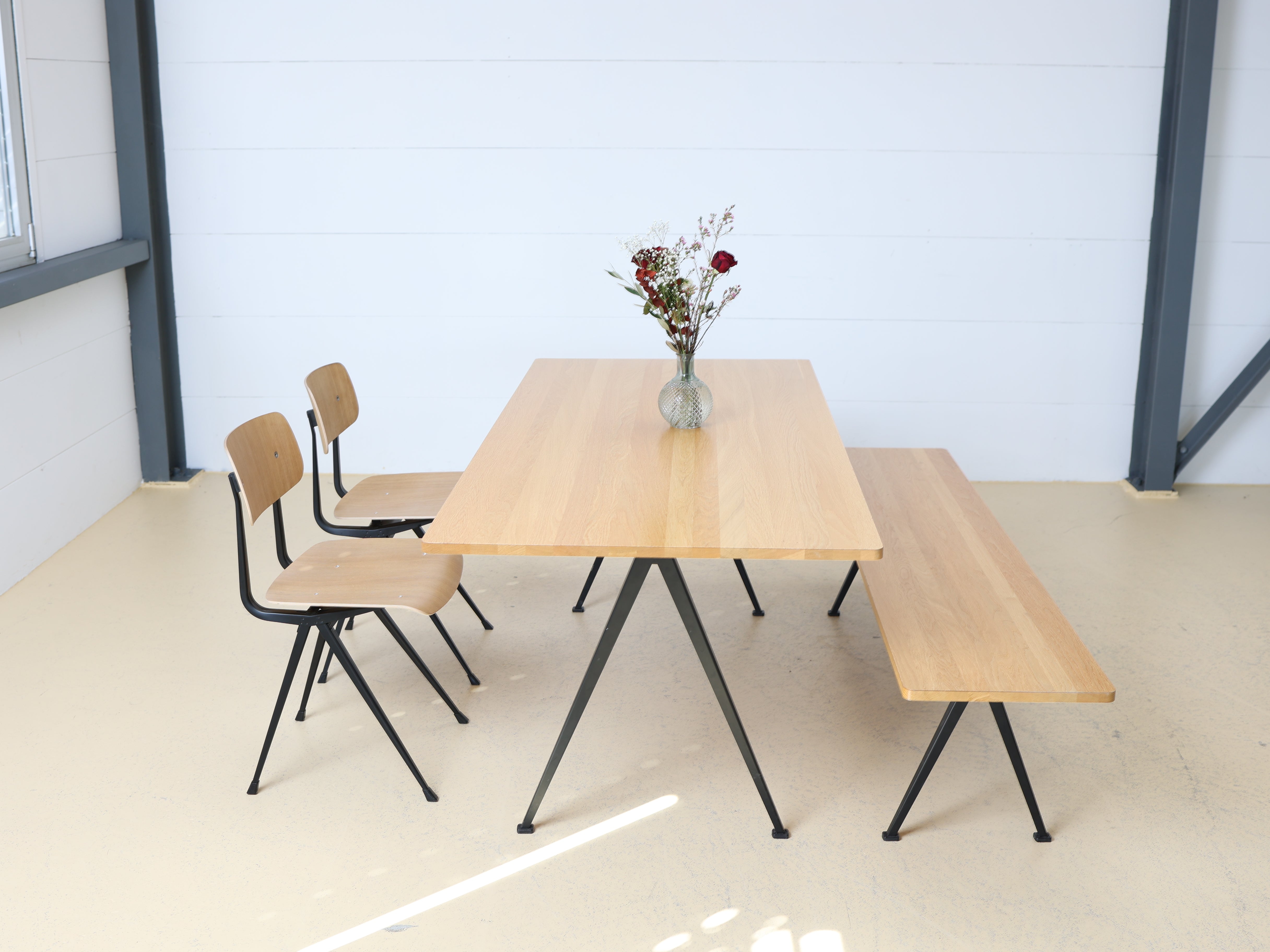 HAY Set: Tisch, Bank & 2 Stühle