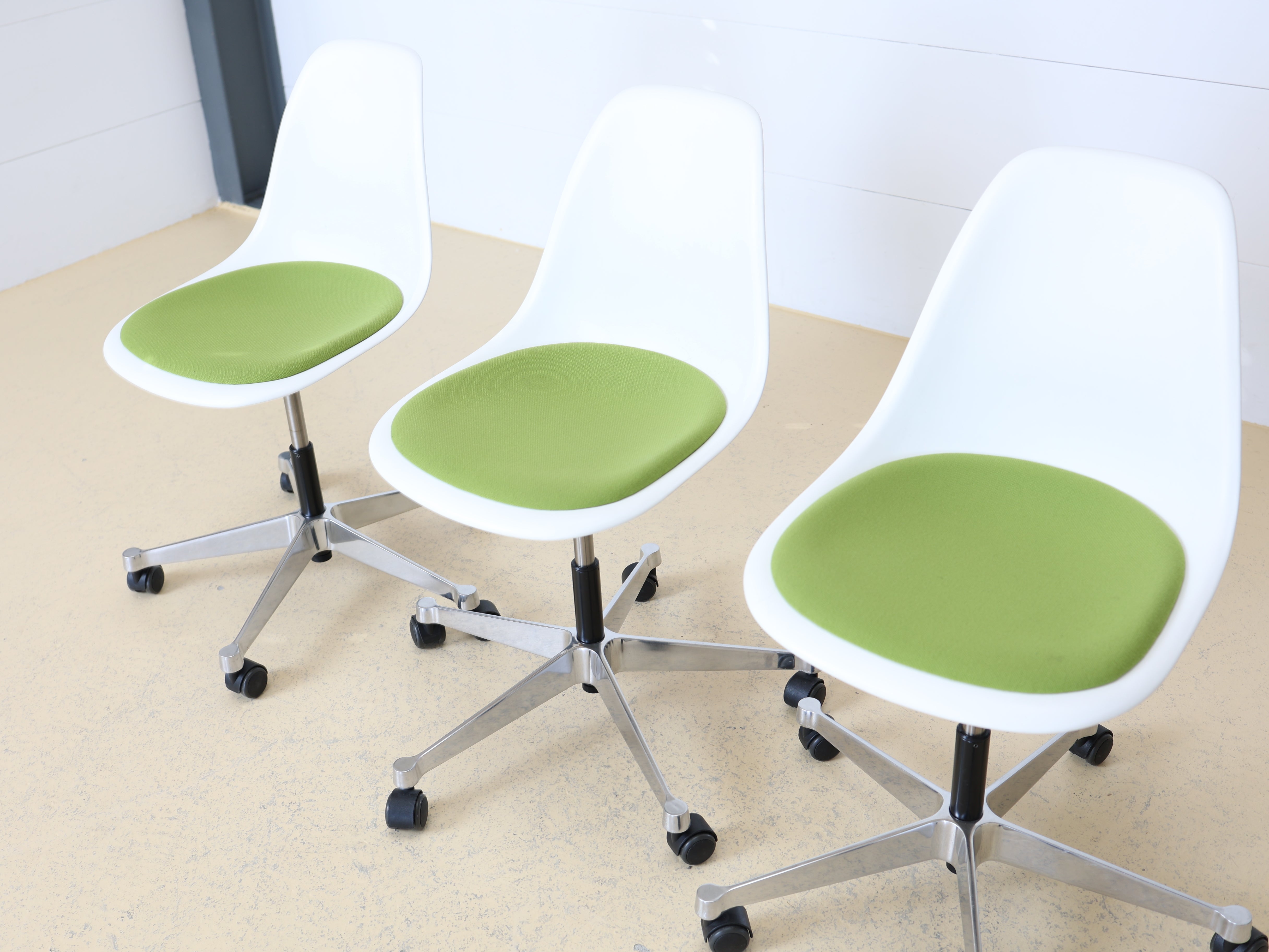 Eames Plastic Bürostuhl von VITRA mit Sitzpolster