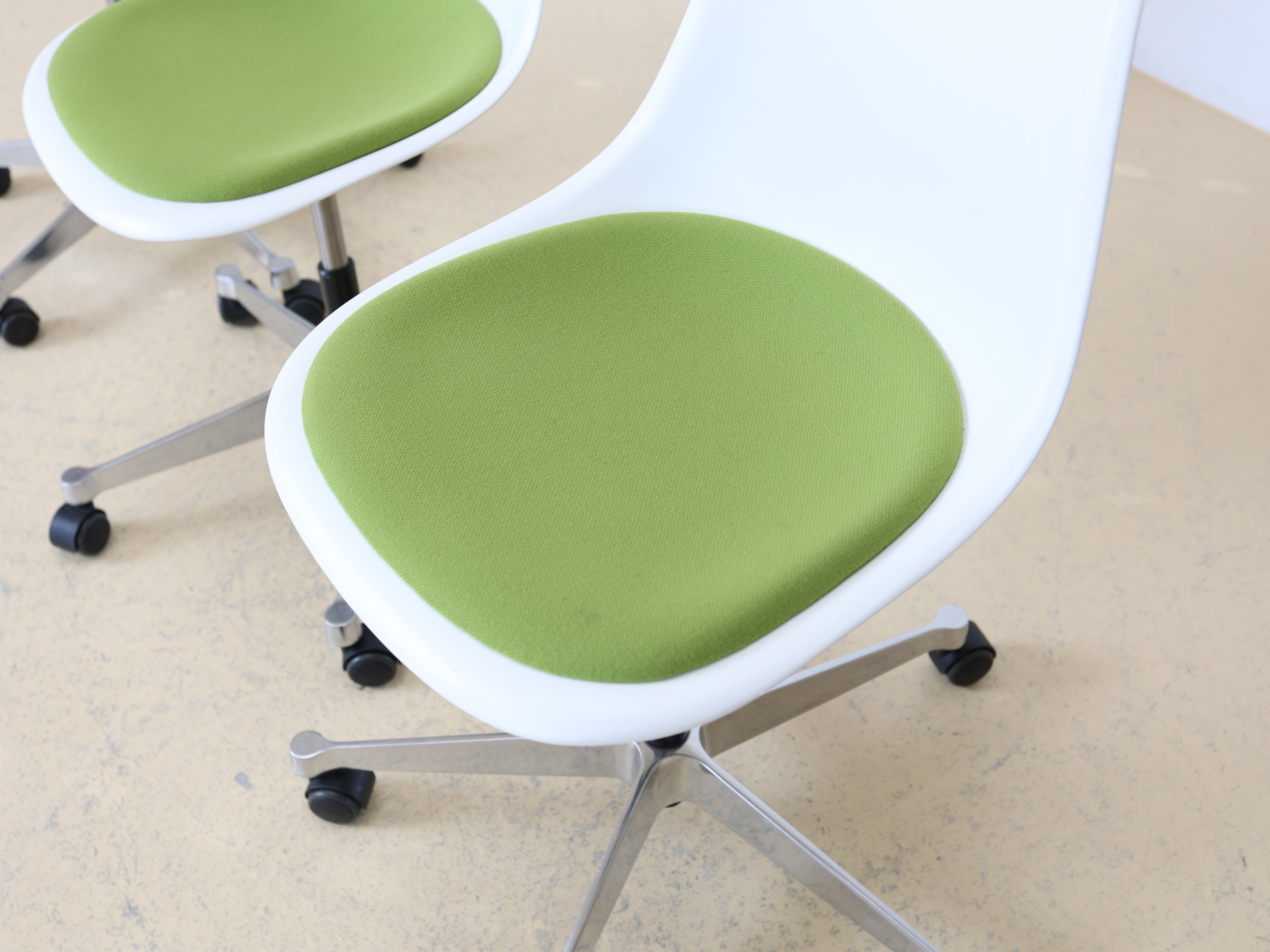 Eames Plastic Bürostuhl von VITRA mit Sitzpolster