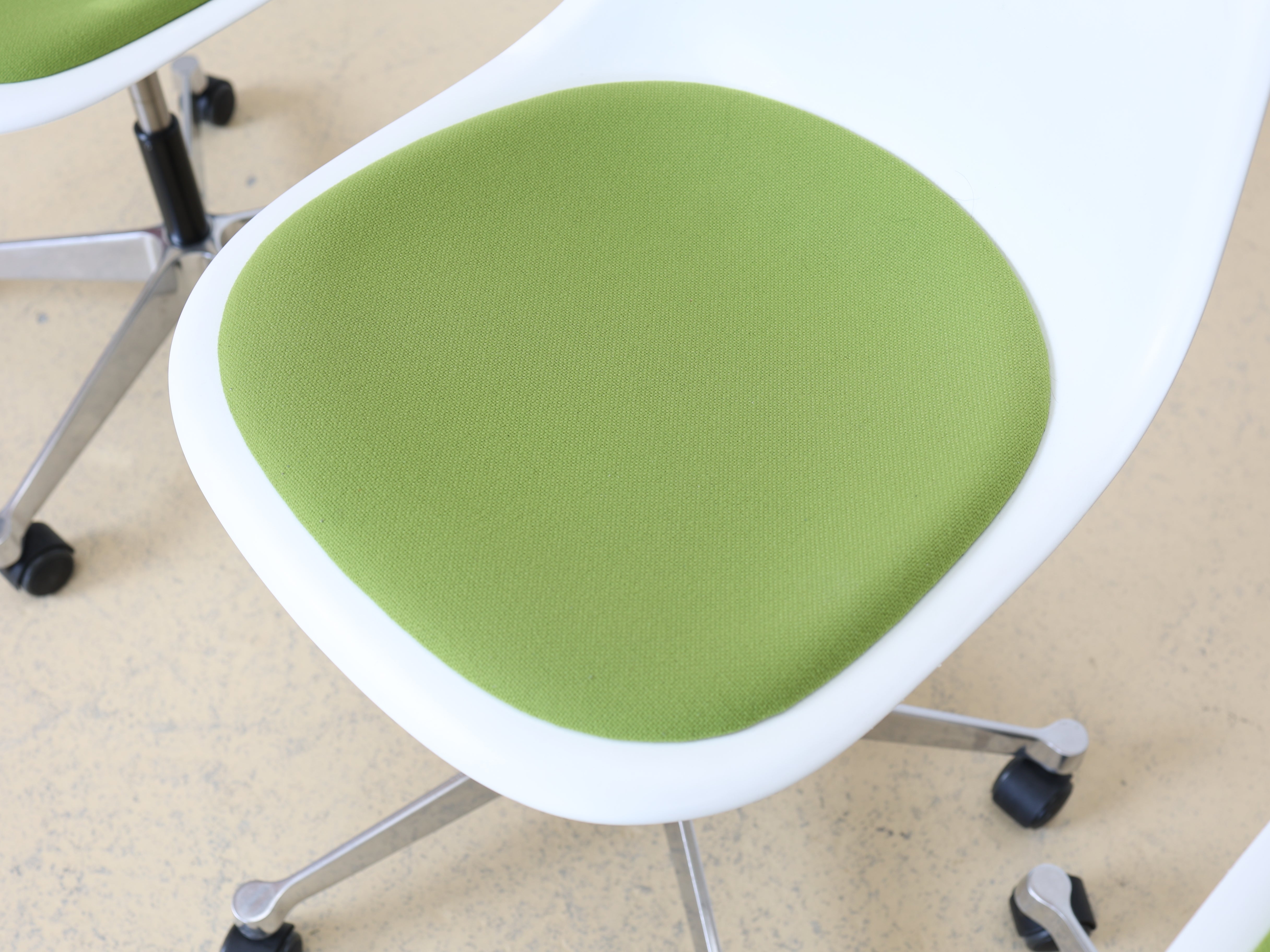 Eames Plastic Bürostuhl von VITRA mit Sitzpolster