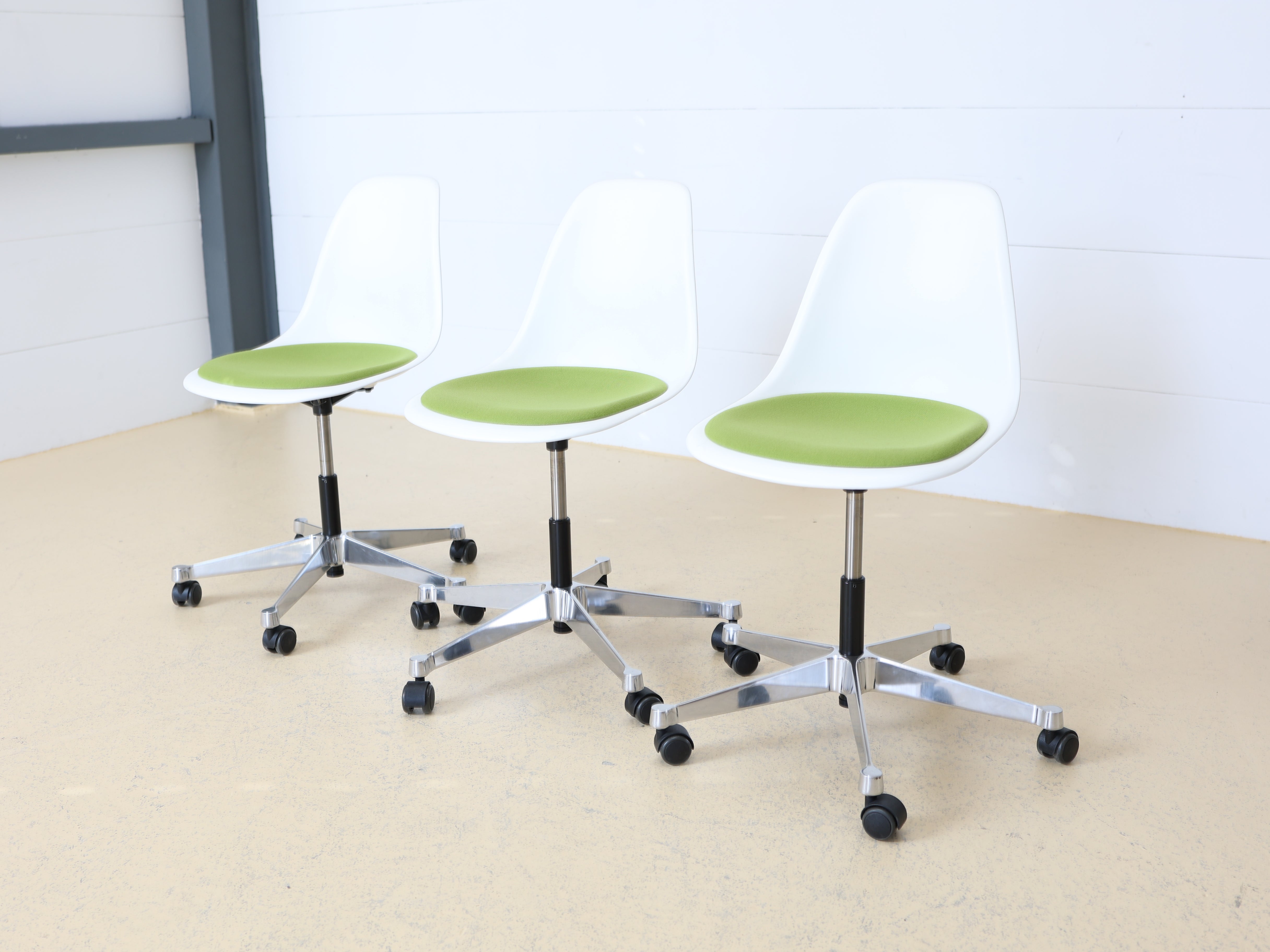 Eames Plastic Bürostuhl von VITRA mit Sitzpolster