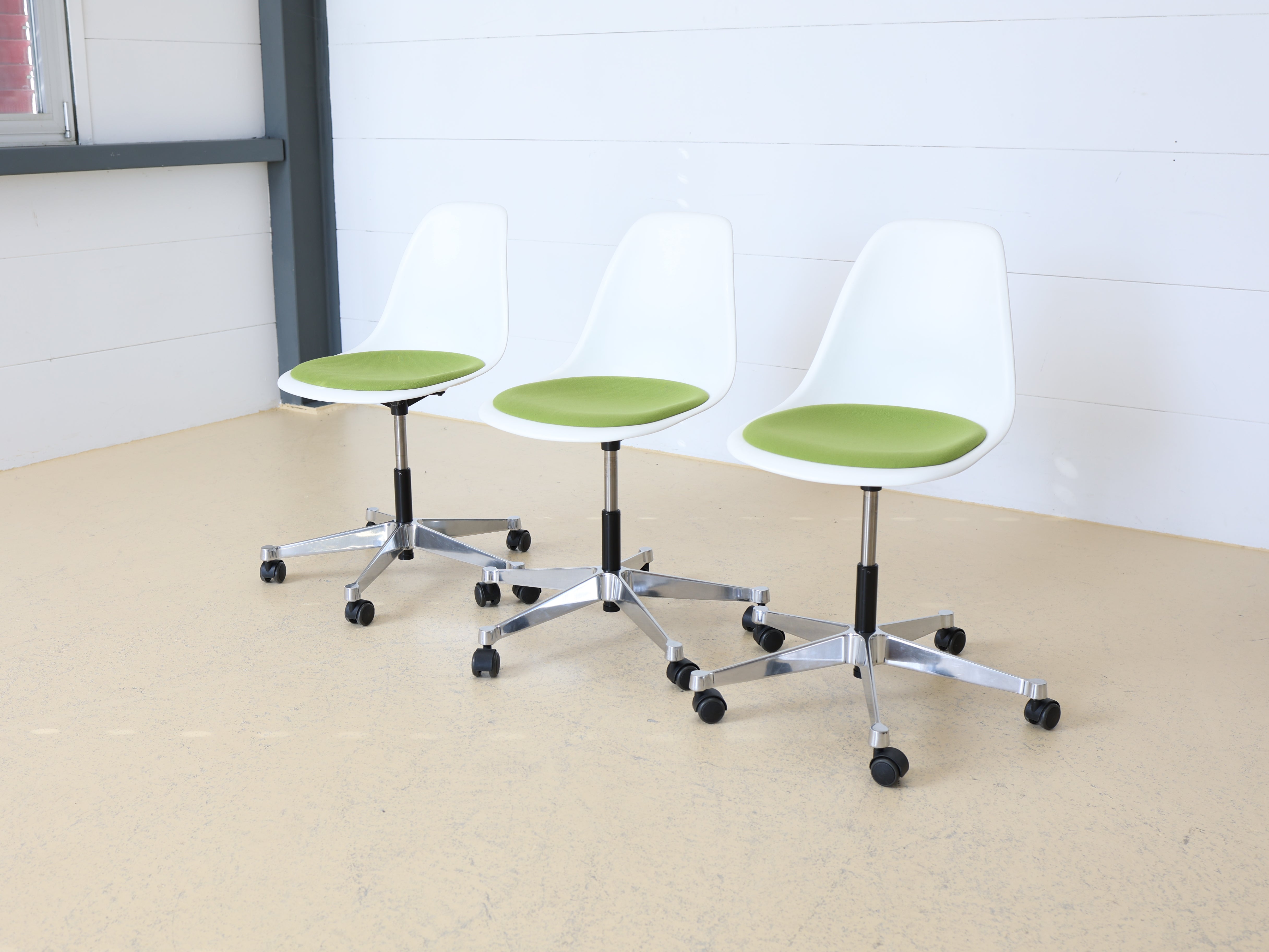 Eames Plastic Bürostuhl von VITRA mit Sitzpolster