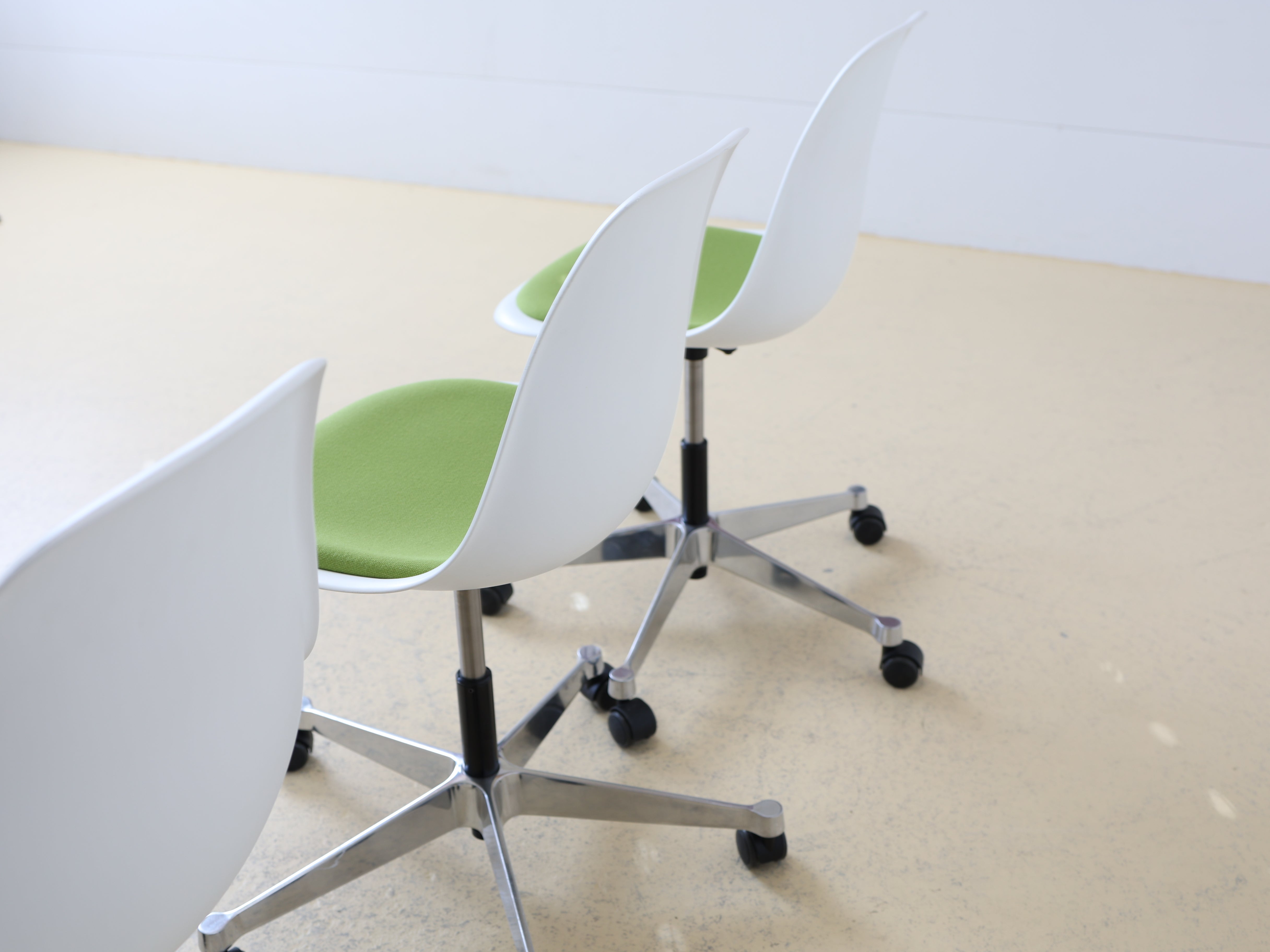 Eames Plastic Bürostuhl von VITRA mit Sitzpolster