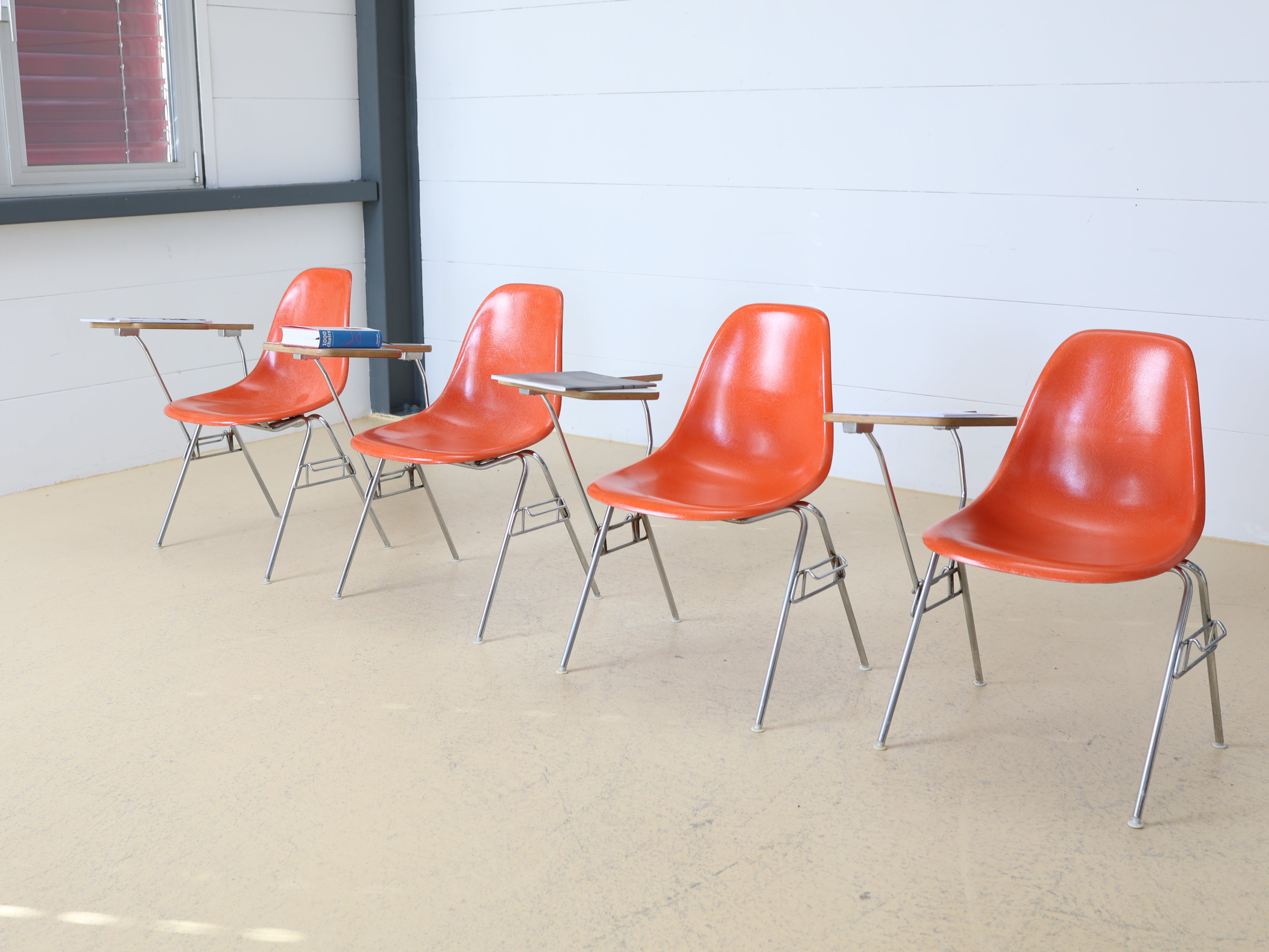 Eames Side Chairs mit Ablagetisch