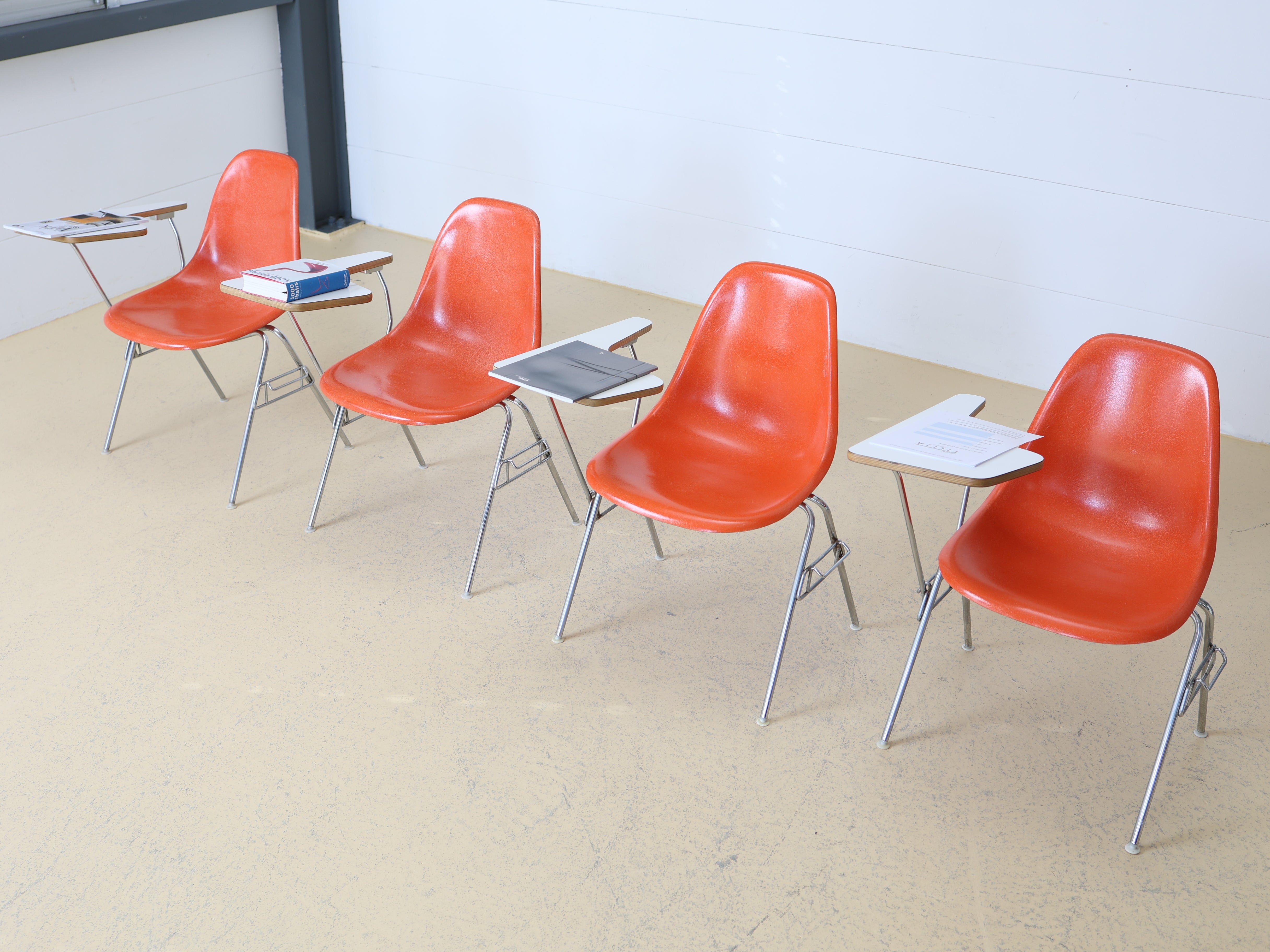 Eames Side Chairs mit Ablagetisch