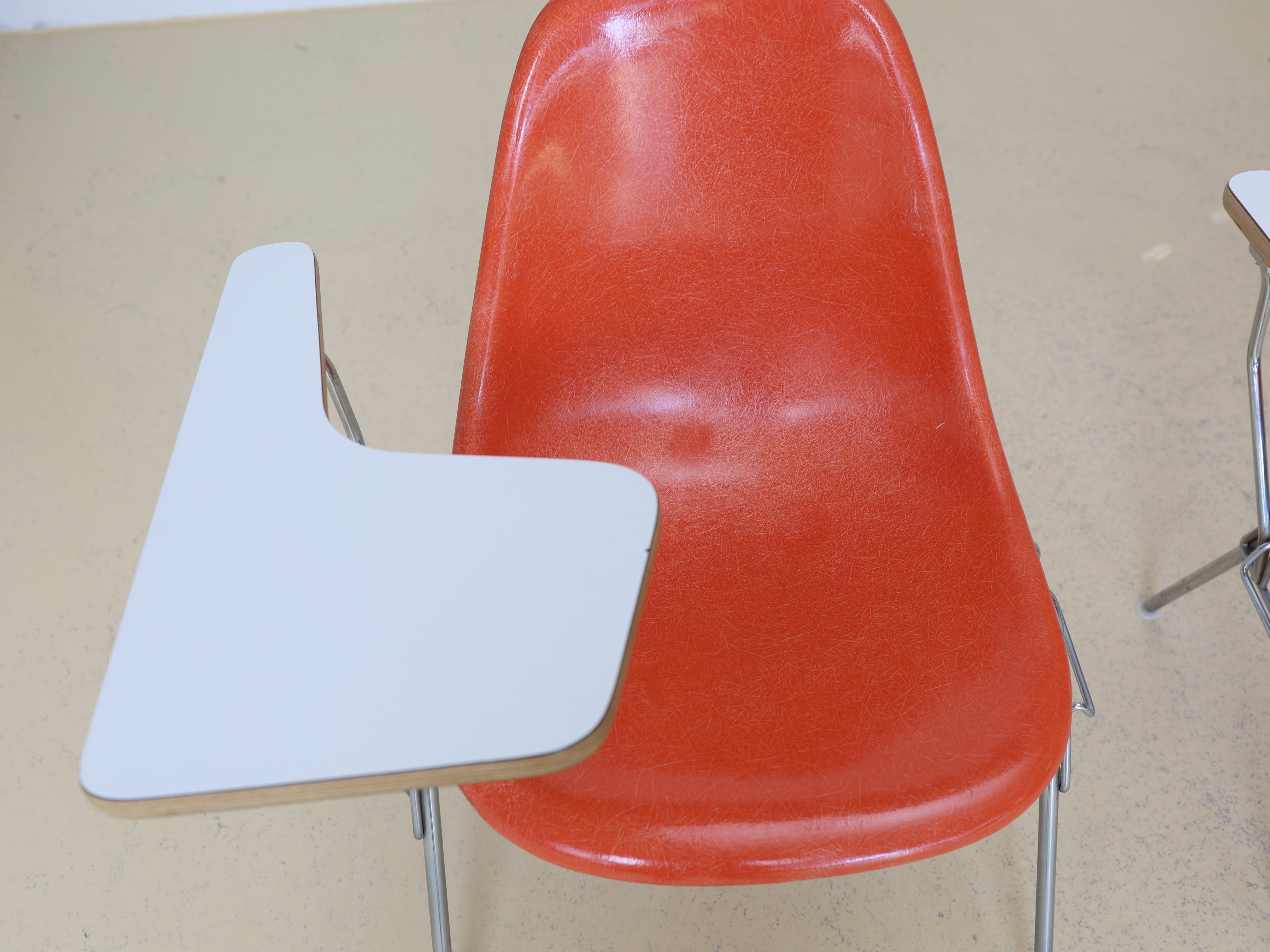 Eames Side Chairs mit Ablagetisch