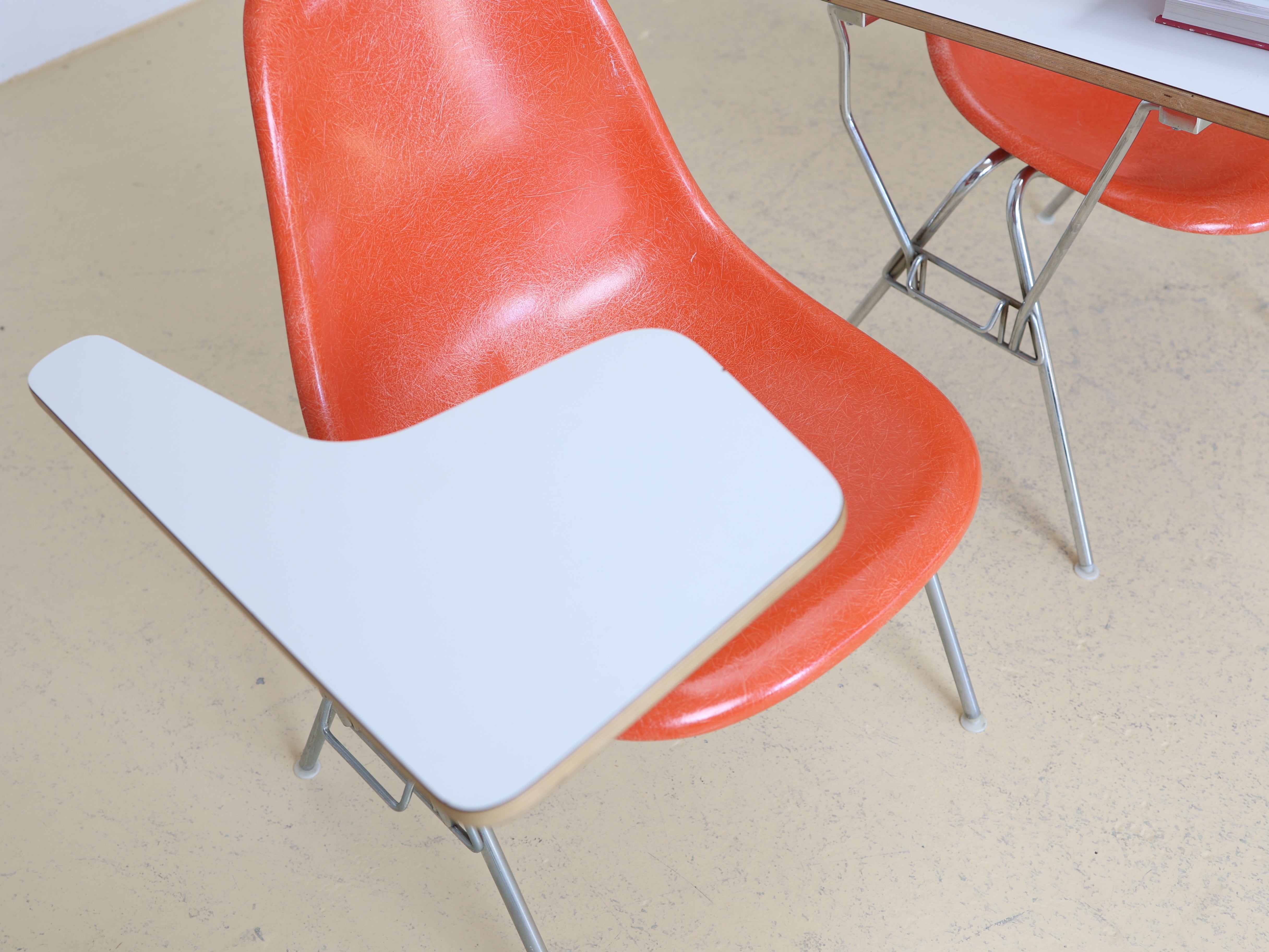 Eames Side Chairs mit Ablagetisch